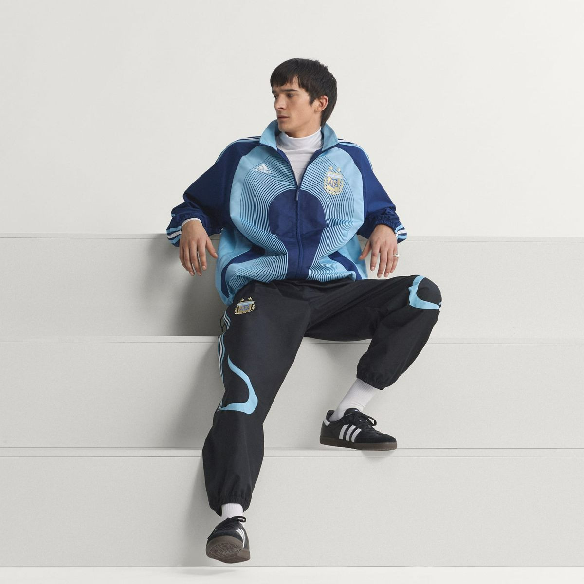 De olho na Copa de 2026, a Adidas saiu na frente em 2026 com uma linha de peças vintage das seleções que representa. A marca foi a terceira colocada em volume de vendas em 2025.  

 #LTKbrasil #LTKfitness #LTKhomens