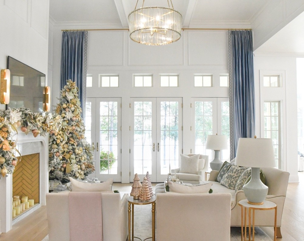 Christmas living room decor
Christmas tree, ornaments, trimmings, sprays, ribbon
Chandelier, pillows

#LTKHome #LTKHoliday