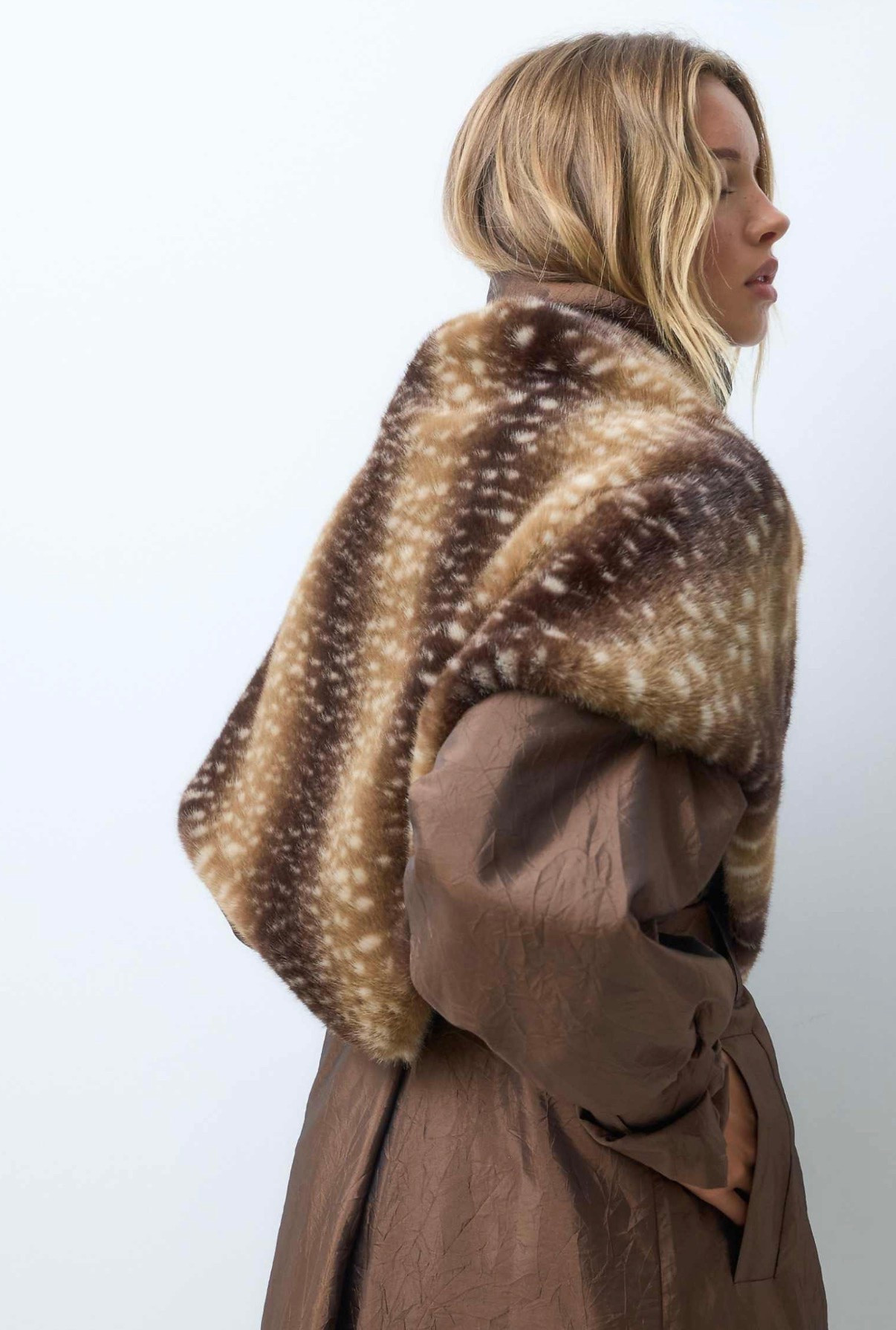 Elevate you’re autumn and fall outfits with this deer print faux fur scarf, perfect to add over you’re jacket to keep you cosy and warm