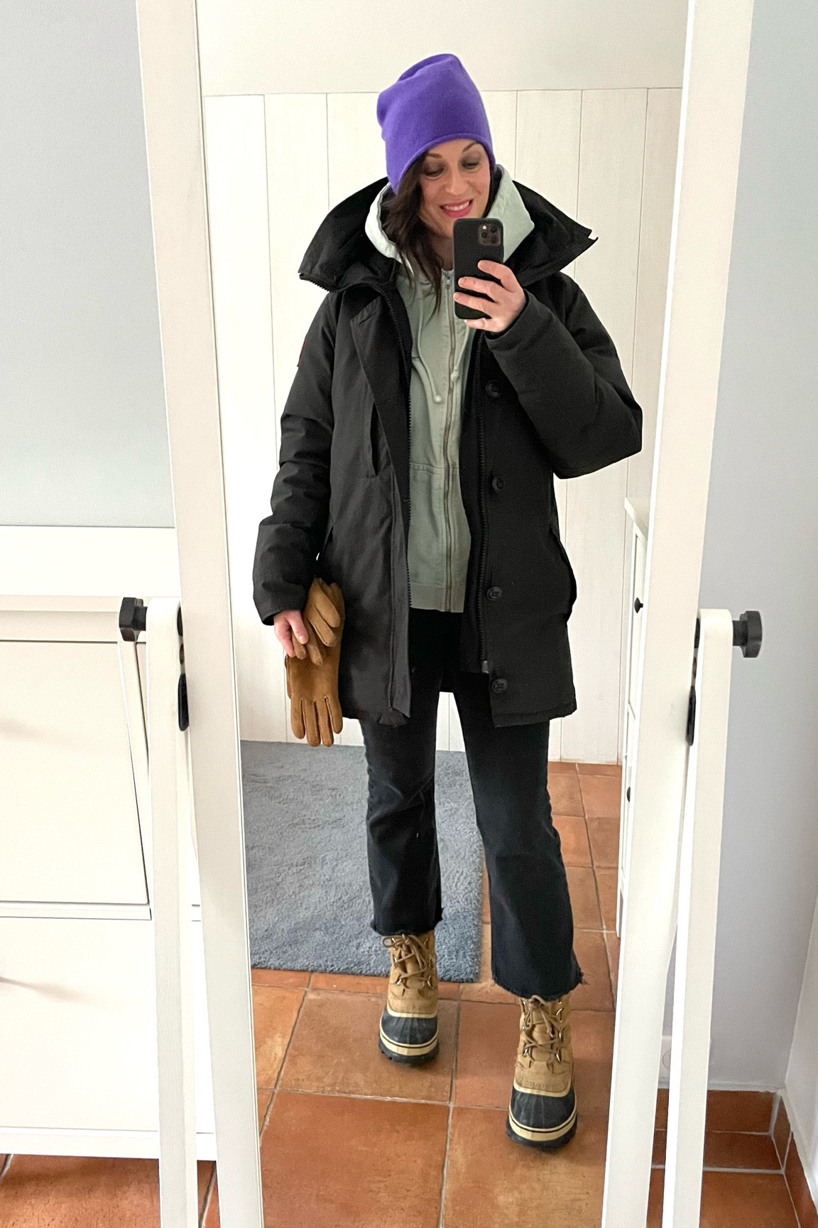 Cashmere beanie C&A / Parka Canada Goose (old) / Hoodie Pull & Bear / Flare crop jeans Mango / Gloves UGG (old) / Snow boots Sorel

#LTKeurope #LTKmidsize #LTKover40