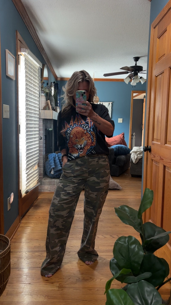 @Walmart is that girl!
I’m 5’3 and 155lbs
Shirt: Medium
Pants: 8

#LTKootd #LTKSaleAlert #LTKMidsize
