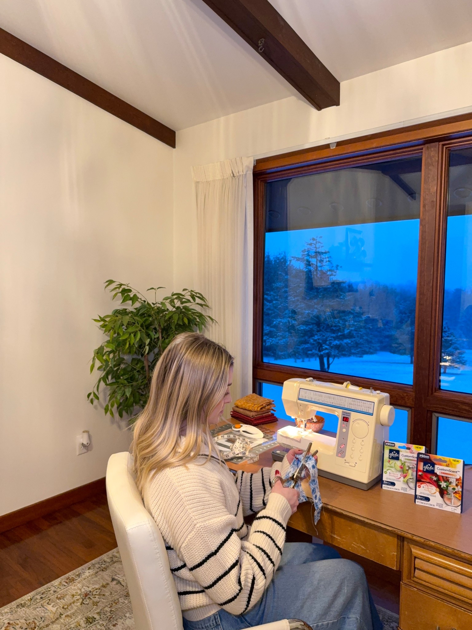 #Ad Cozy sewing nights made easy ✨
@glade CustomScent™ from @target lets me switch scents with a twist of the dial…fresh, floral, or warm & cozy! 🧵❄️ #TargetPartner #Target #makeityourown #customscent #gladepartner #liketkit

#LTKHome #LTKdayinmylife #LTKselfcare