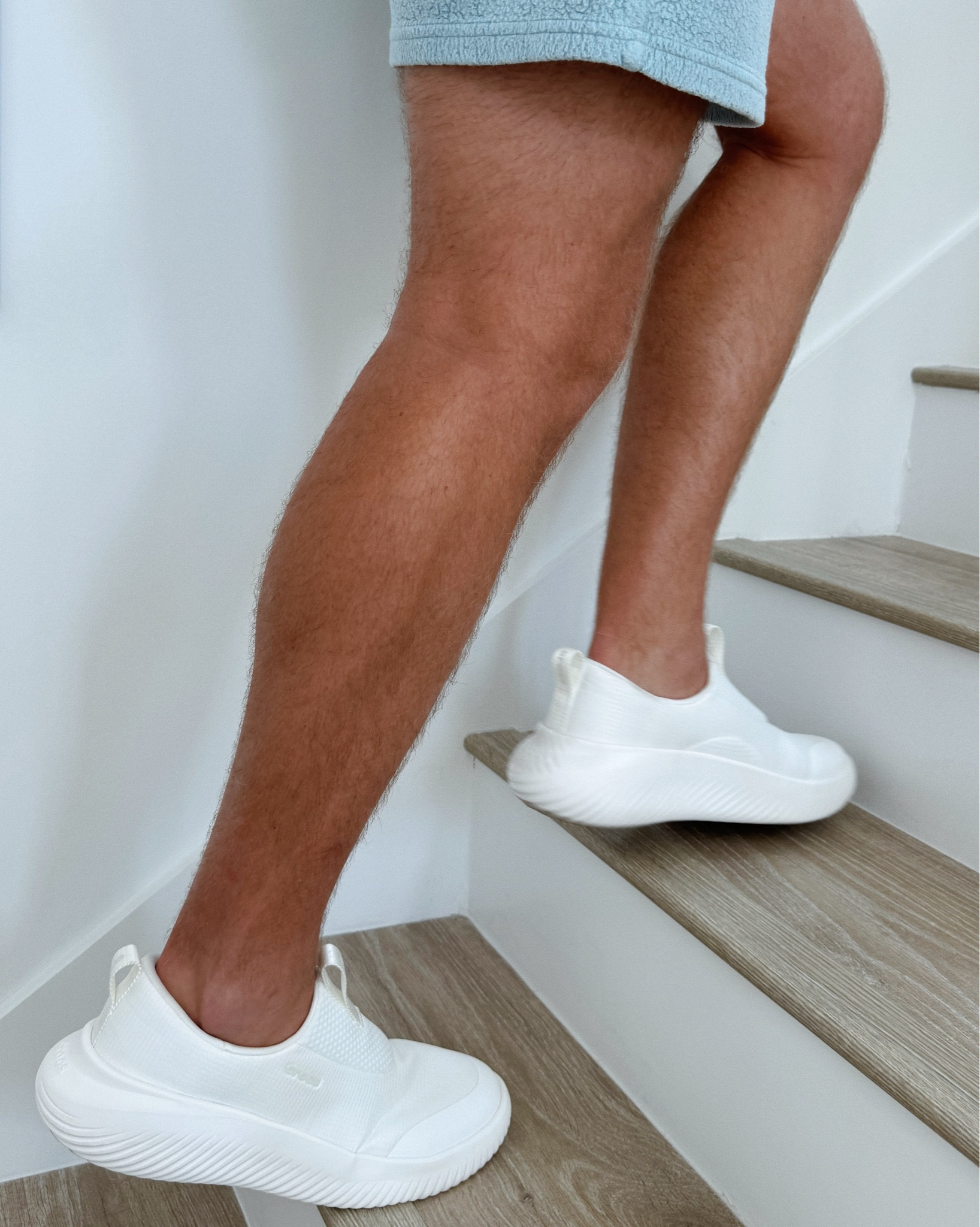 Walking on a cloud with these Crocs Mellow Ease kicks. Such a great option for recovery after being active #GiftedbyCrocs #mellow #mellowrecovery