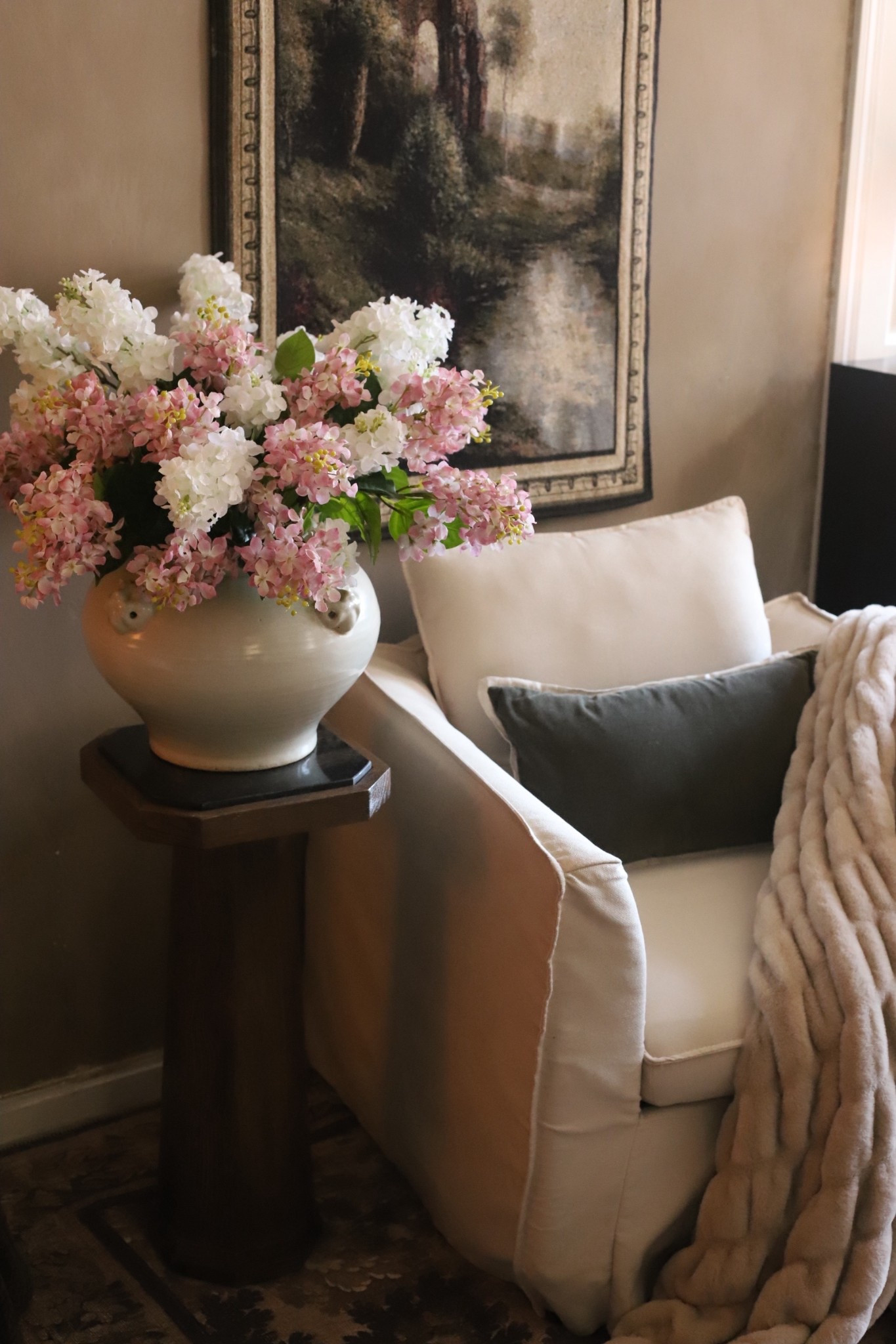 Still swooning over this new accent table from @Joon Loloi that also doubles as a pedestal! And ohh, these spring florals are so stunning too!!! 🌸#LTKspring

#LTKSpringSale #LTKHome