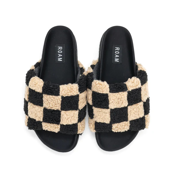 JUNE PRESALE // ROAM FUZZY CHECKER SLIDERS BLACK & BEIGE FAUX SHEARLING | ROAM