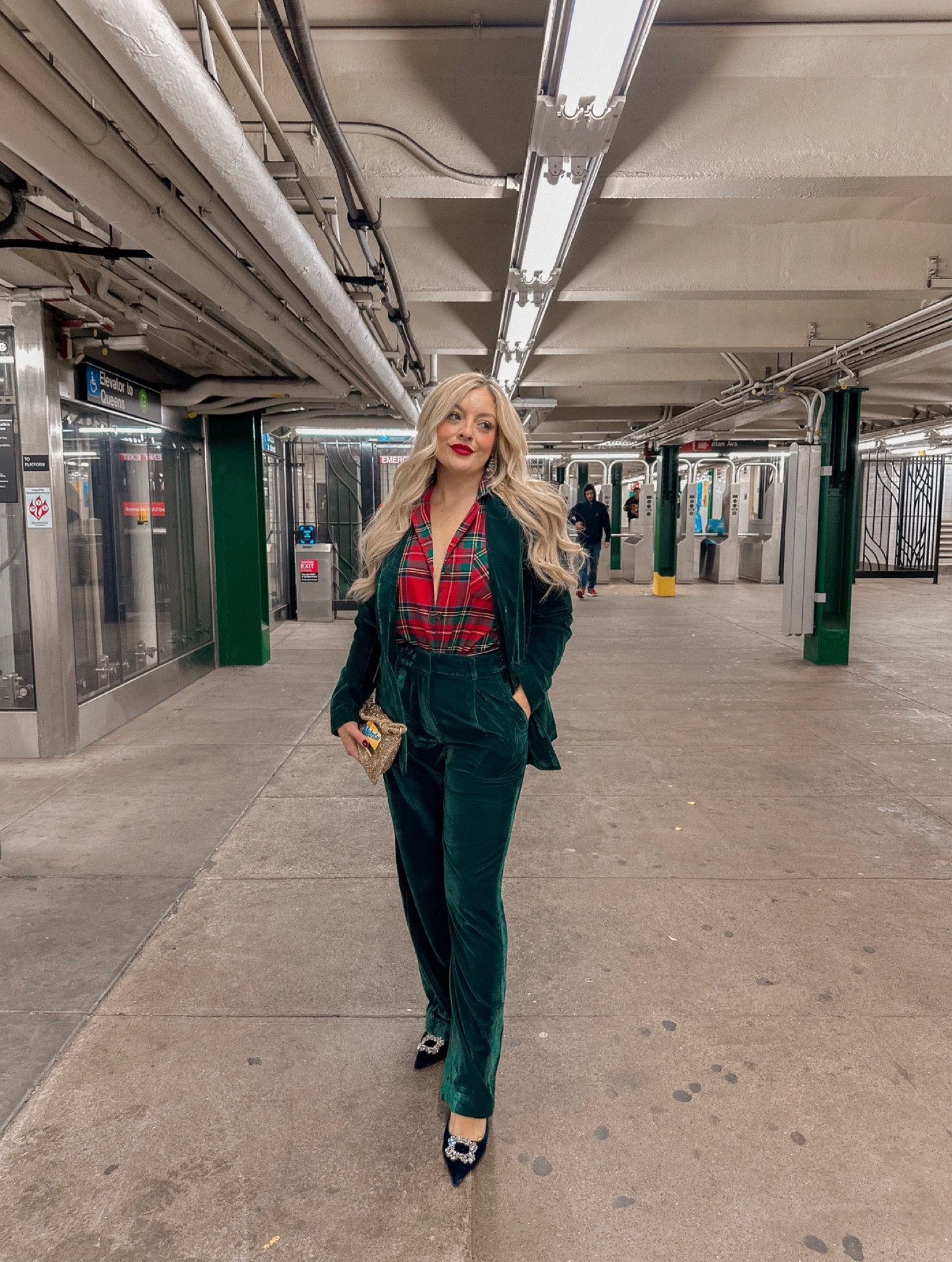 50% off green velvet suit old navy chick holding party look 

#LTKfindsunder50 #LTKCyberWeek #LTKsalealert