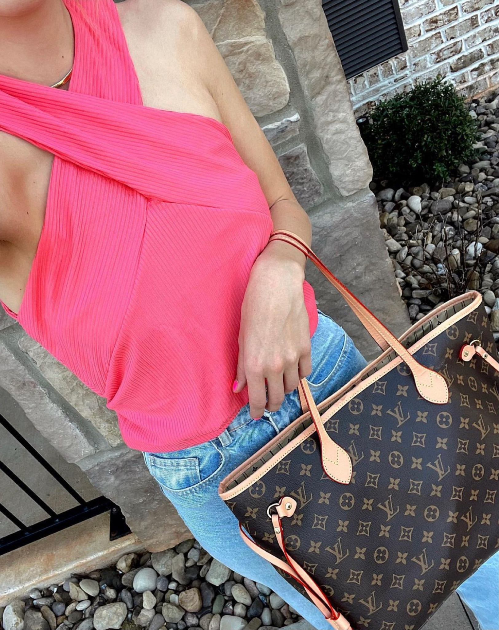 Watermelon pink top from Kavvy’s boutique !!


#LTKSeasonal #LTKFind