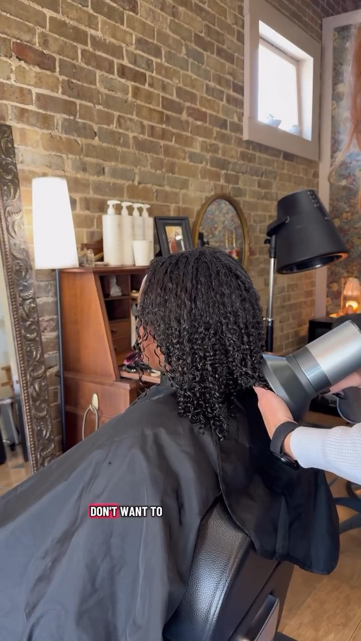 This client wanted definition over volume. So that’s exactly what I gave her. 

#definedcurls #tightcurls #curlsoftiktok #ohiohairstylist