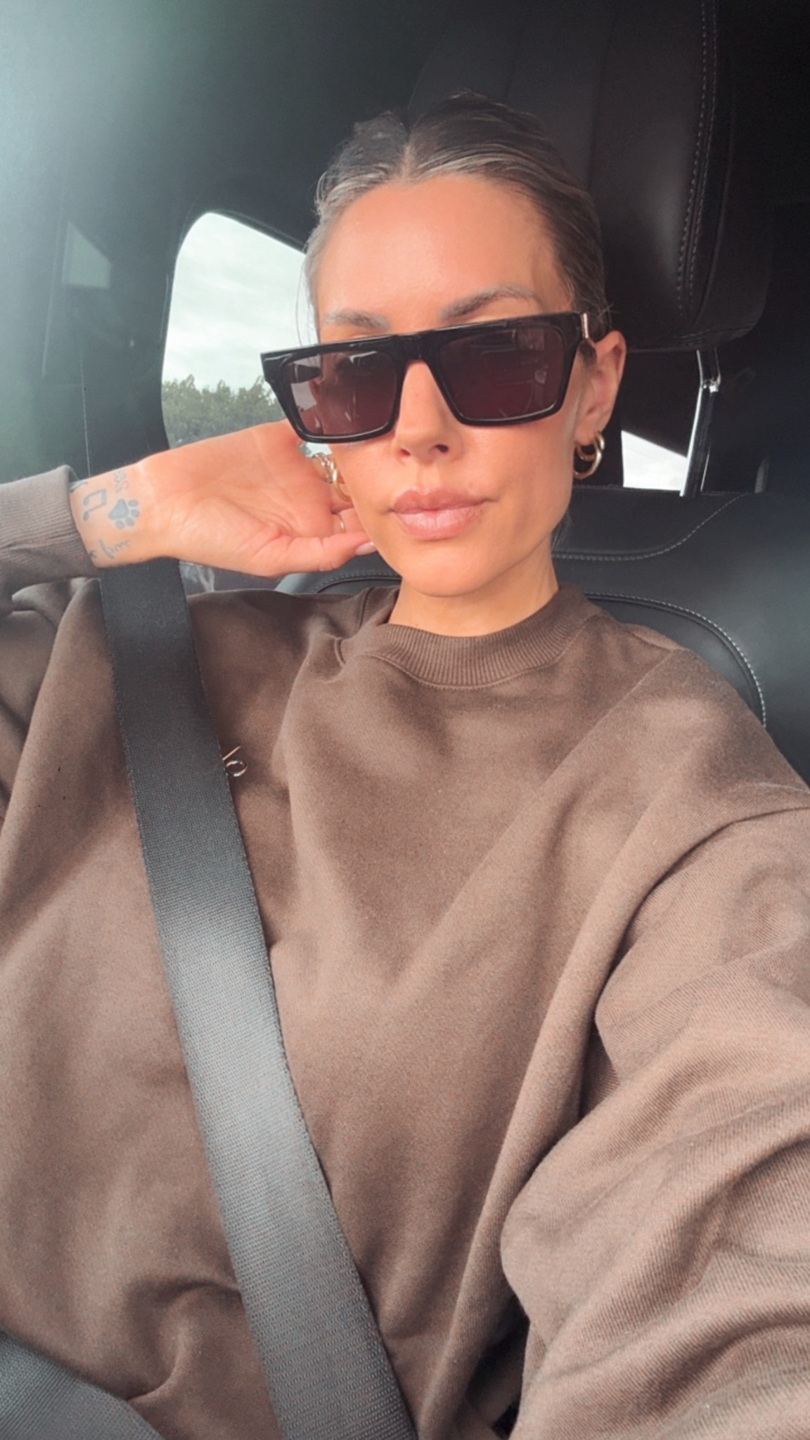 This brown Alo crewneck is the comfiest! So easy to throw on and look cute :)

#LTKSeasonal #LTKdayinmylife #LTKootd