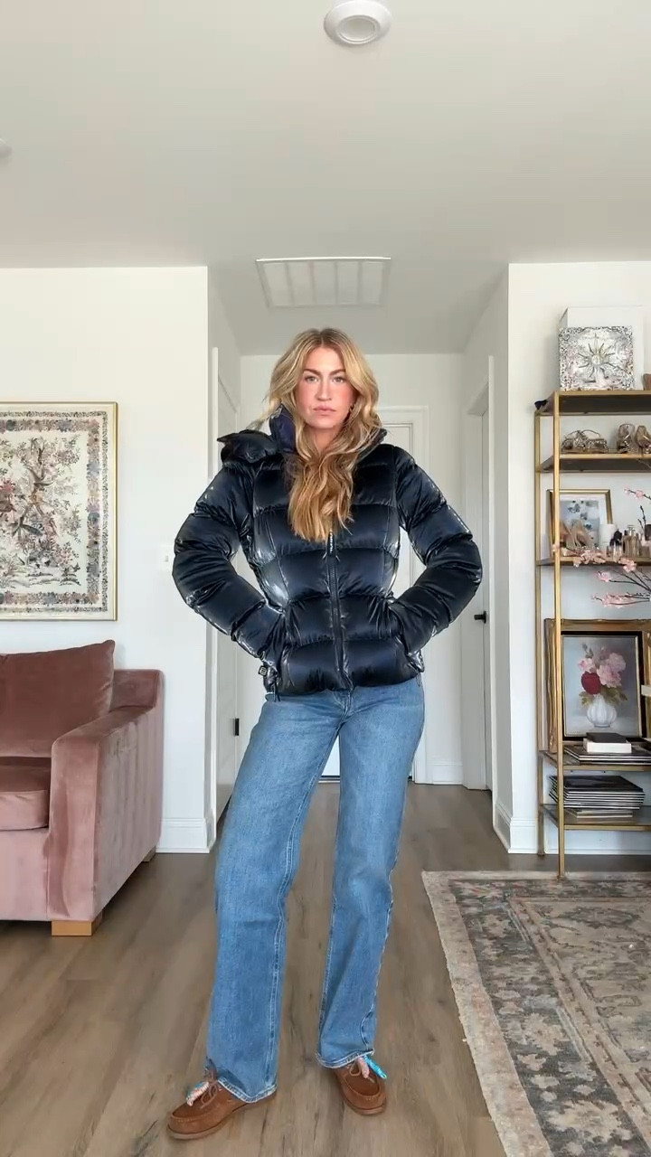 I love the fit of the @aritzia Supersnug Puff - it cuts in slightly on the waist for a more fitted look but still keeps me so warm! This is the short length. 
Runs TTS, wearing a S
#Ad #AritziaPartner #Paidlink

