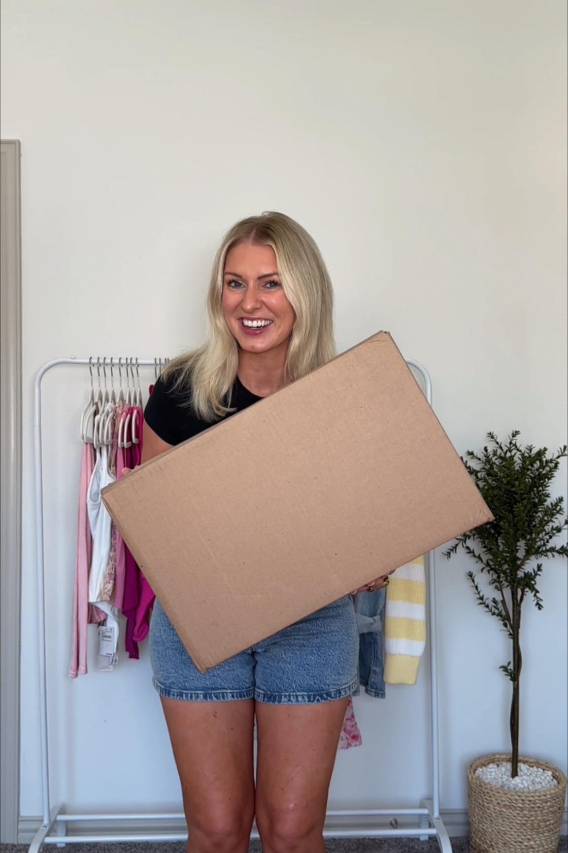 Abercrombie haul - new arrivals 
Denim + dresses + tops + more
Dad jeans & 90s relaxed - I wear a 27 curve love - they loosen up
Baby tees - small
Dresses - medium 
My info: 
• 5’6
• 153 lbs
• 28 in waist
• 43 in hips 
• 34B 
Abercrombie sale
Abercrombie denim
Abercrombie code 
Abercrombie shorts 
Curvy shorts 
Abercrombie haul 
Size 6 haul 

#LTKsalealert #LTKstyletip #LTKcurves