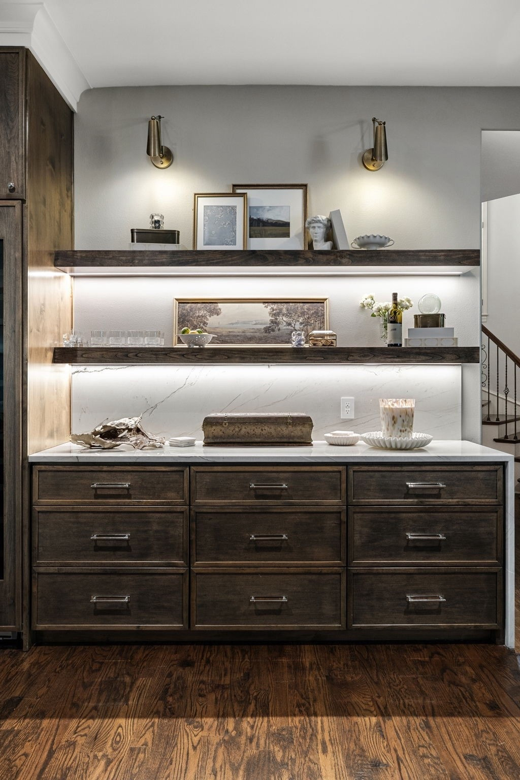 ✨ Warm wood tones, layered textures, and artful details — this is how timeless design meets modern functionality. Built-in shelving, ambient lighting, and curated styling make this space feel both intentional and effortless.

Want to bring this look home? Tap the link in bio to shop the pieces and recreate this elevated moment on my LTK.

#InteriorDesign #HomeStyling #DesignDetails #ModernTraditional #LTKHome #HomeDecorInspo #Seven9Design
