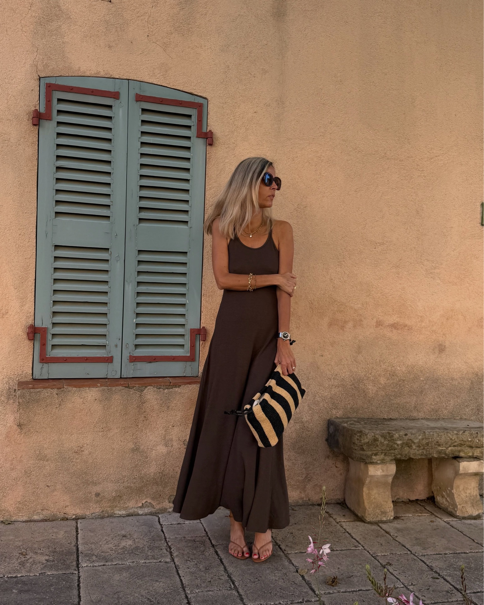 Mon terrain de jeu préféré l’été > les ruelles colorées 🌸
•
Lien en story / story permanente Mai26 
•

#fashionover40 #springoutfit #style  #spring urban beige white summer fashion over 40 short blazer été raphia mum 
Look style outfit fashion spring printemps ootd urban chic casual beach Saint-Tropez lunch déjeuner inspiration inspo pantalon pants denim dress été long dress robe