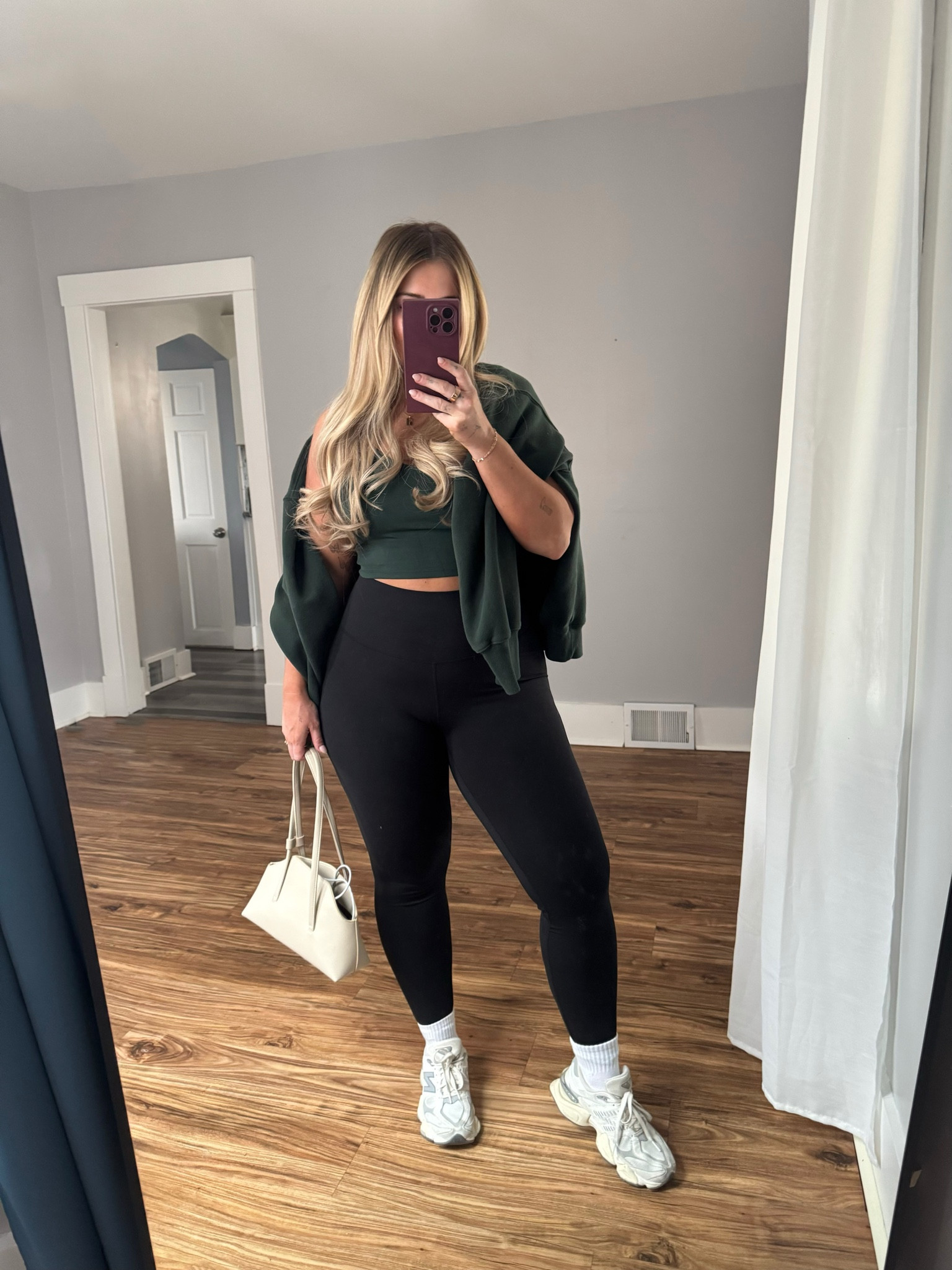 Errands + gym fit 🤍
Top — large 
Sweatshirt — XL 
Leggings — XL 