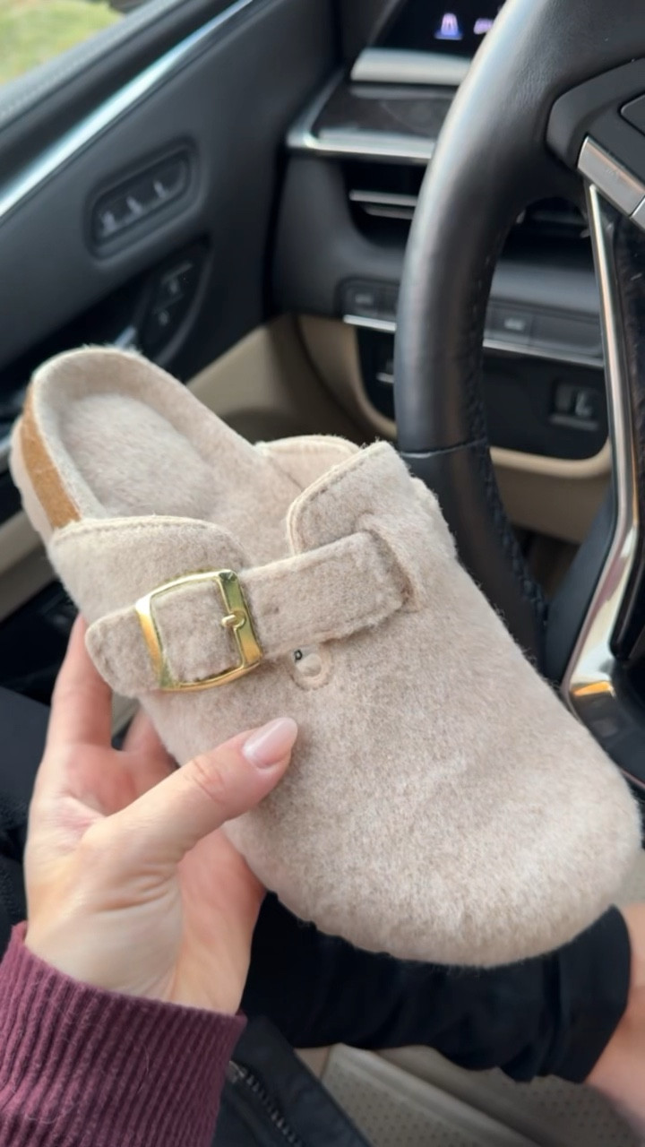 I’m obsessed with these trendy clogs from Amazon! They’re perfect for casual outfits and super comfy! Fits true to size. Amazon fashion, casual fashion, shoe crush, Come Stay Awhile, Amanda Vernaci. 