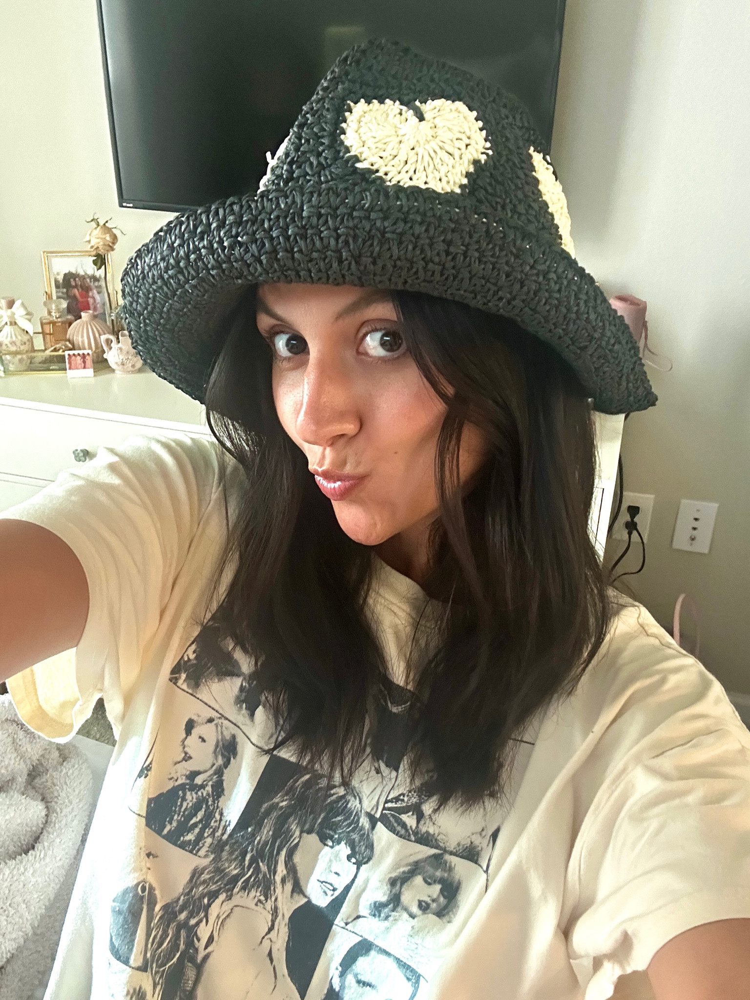 🖤🤍CUTEST NEW BUCKET HAT🤍🖤 comes in PINK too!!🩷