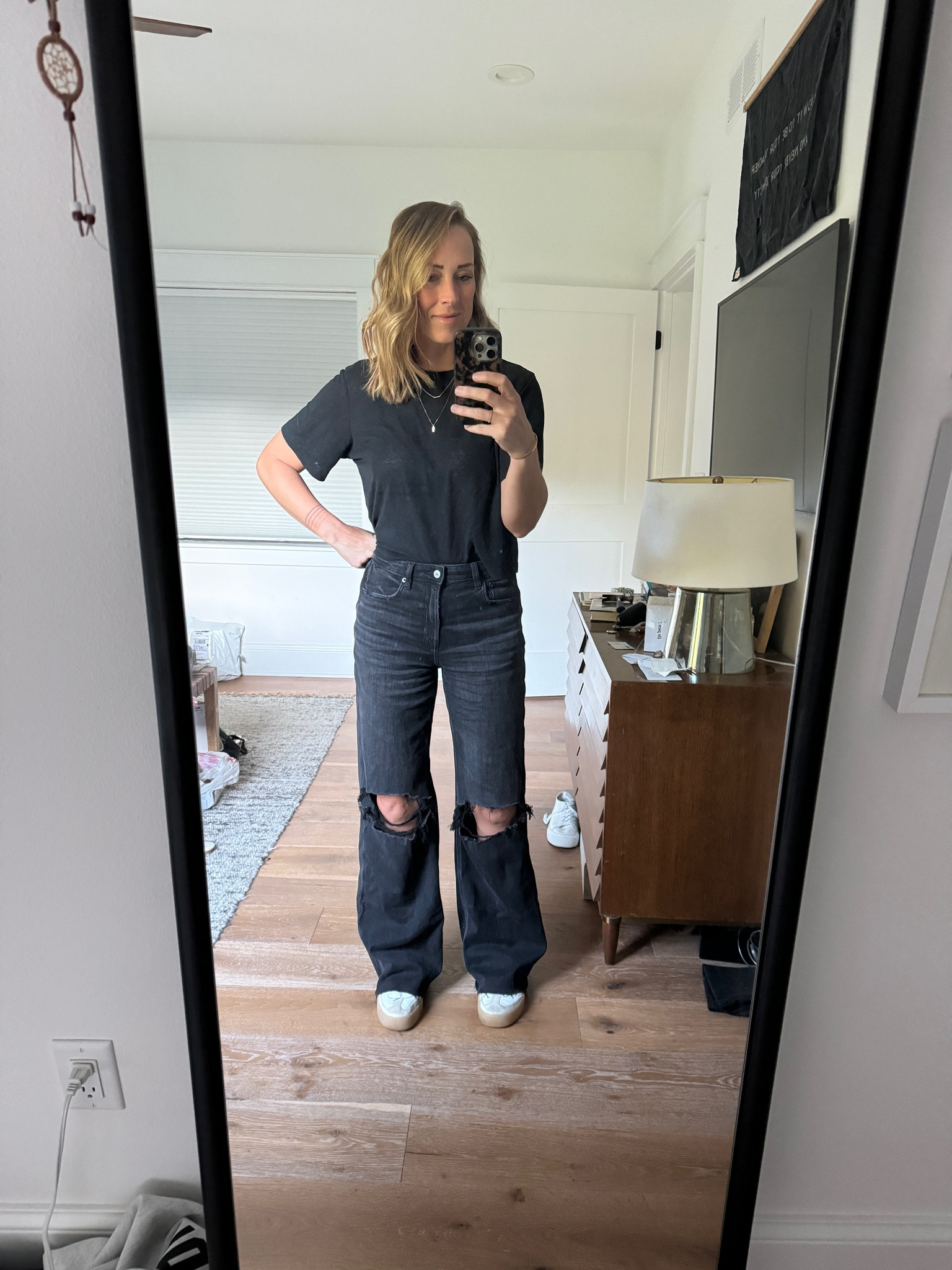 The BEST comfy wide-leg jeans…high rise, so soft and stretchy! And they’re on sale🧡❤️🩷

Jeans, Mom style, style inspo, midsized

#LTKSaleAlert #LTKStyleTip #LTKFindsUnder50