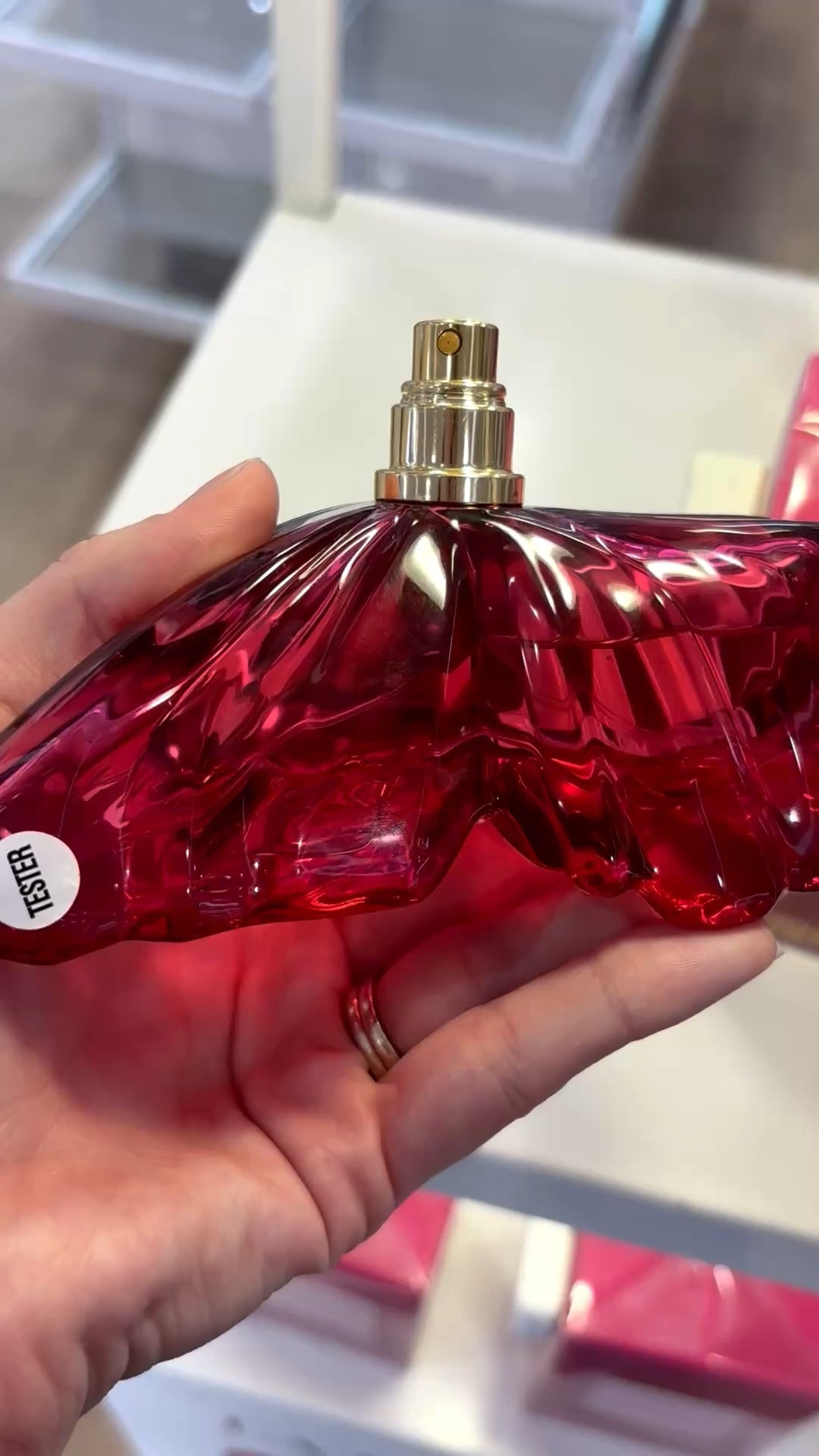 This perfume is gorgeous and smells amazing.
Notes of exotic dragonfruit, rich cherry peony, warm solar vanilla.