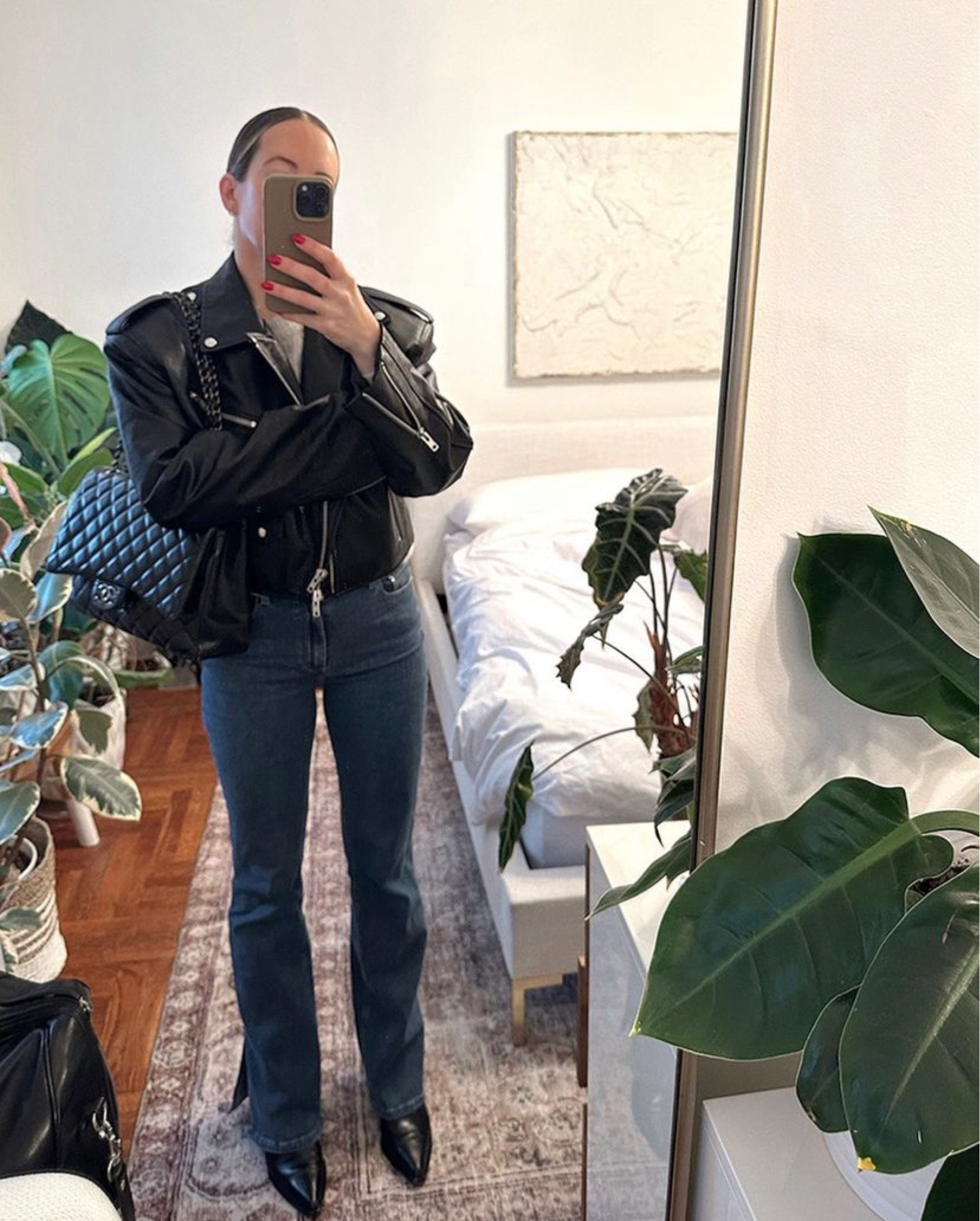 A weekend look 🏙️ 

city outfit l city look l new york l outfit inspo l leather jacket l basic outfit l black boots l denim l jeans 