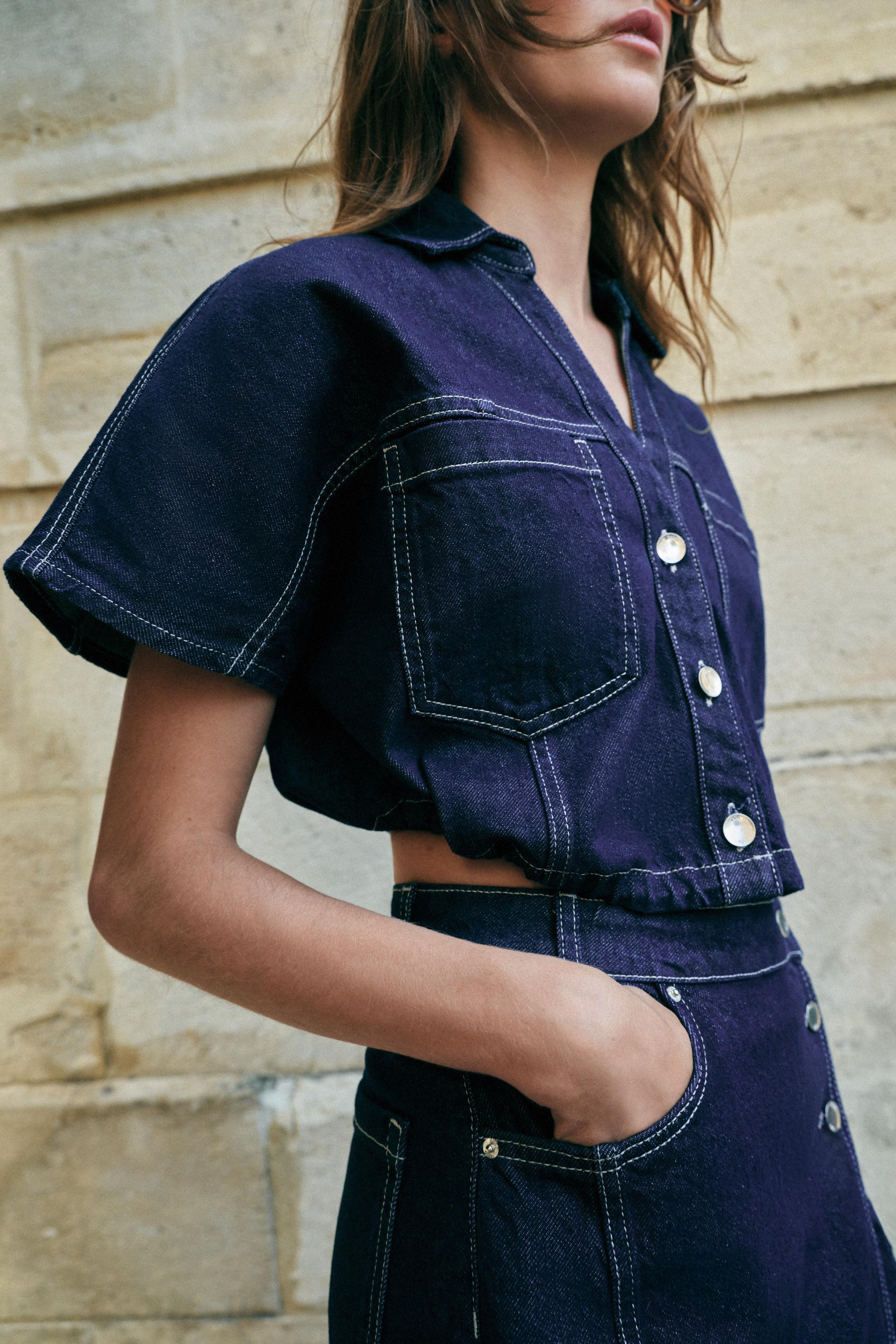 Lapel collar shirt with V-neckline and short sleeves. Front patch pockets. Adjustable hem with el... | Zara US