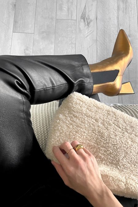 Can’t get enough metallic boots and cozy bags 🐻✨

Gold booties
Golden boots
Gold boots
Gold ankle boots
Leather pants
Black leather pants
Dome ring
Sherpa bag
Beige Sherpa bag
Cream Sherpa bag 

#LTKshoecrush #LTKstyletip #LTKitbag