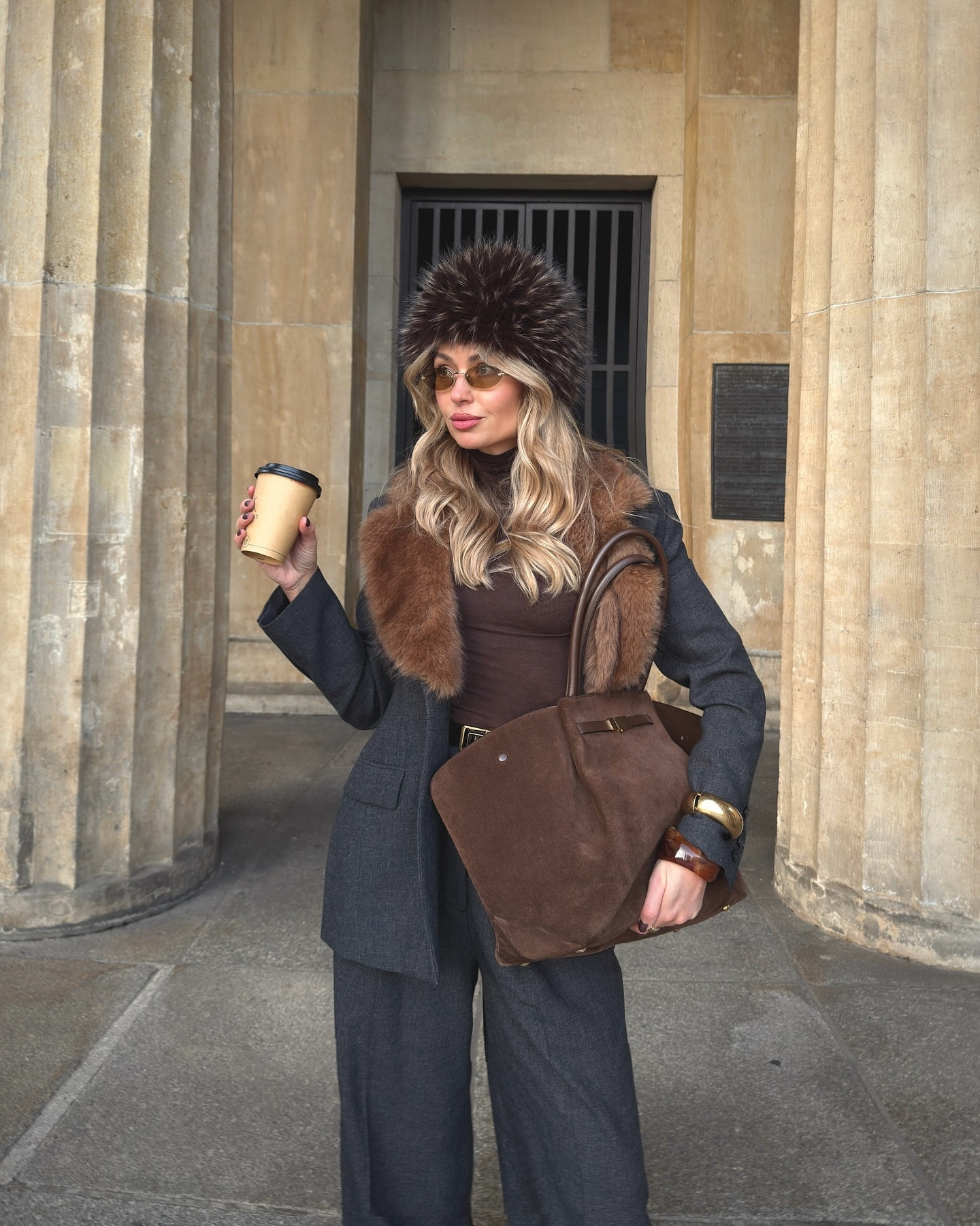 Faux fur moment🐻 Ich liebe 🩶+🤎ihr auch?
.
.
#outfits #fashiongram #fashiontrends #fauxfur #berlin #berlinblogger #outfitinspo #fashionweek