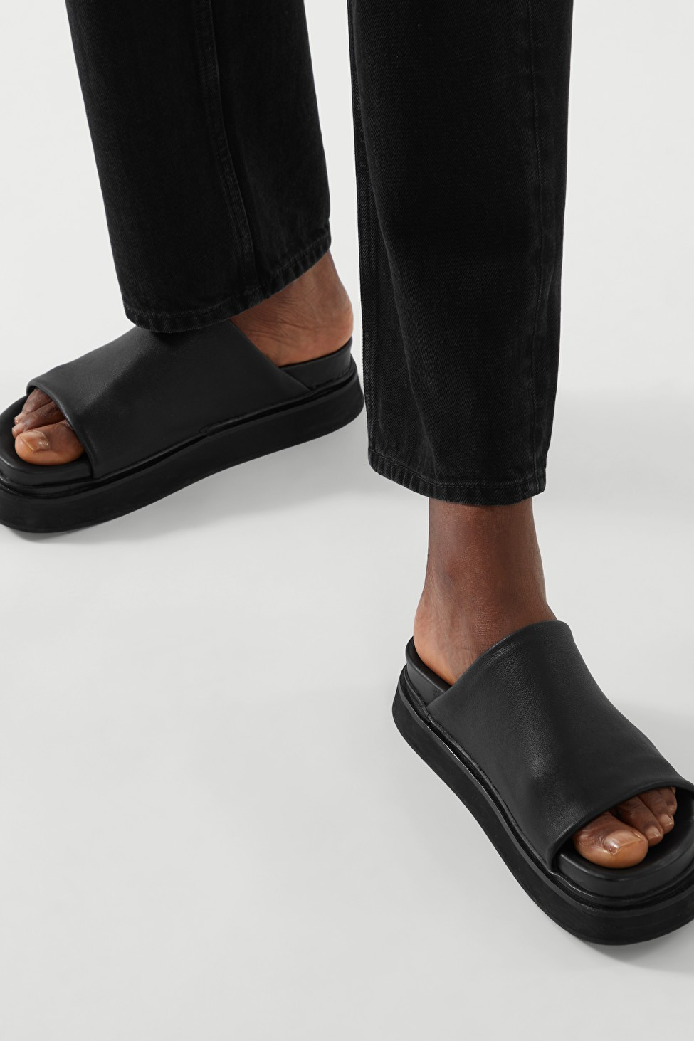 LEDERSANDALEN MIT PLATEAUSOHLE - Schwarz - Shoes - COS | COS (US)