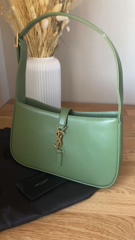 This colour makes me swoon 💚 Hardware colour is on point and came well packaged with a dust bag.

Saint Laurent 5a7 Shoulder Bag #dhgate

#LTKVideo #LTKitbag
