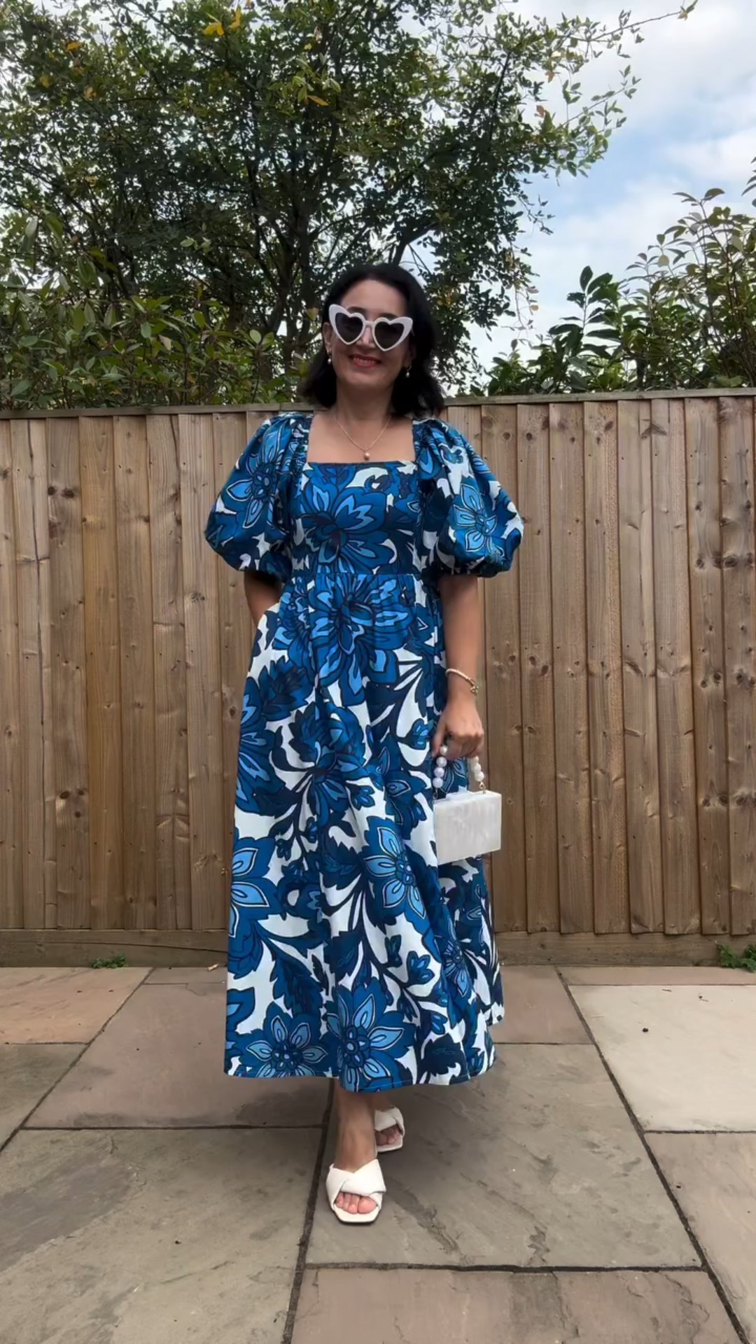 You are the leading lady of your life, so always act like it. Life is too short to be a shrinking violet…  says she and enters her garden to hang the washing out…😂

Happy weekend Instas! 
.
.
.
AD/PR
Emma Floral Puff Sleeve Dress
Zeena x Joanie 
@joanieclothing 
.
.
.

#joaniegal #joanieclothing #joaniegirl #zeenaxjoanie #dopaminedressing #colourfulstyle #ecofashion #sustainablefashion #feelgoodfashion 
#styleover40 #dopaminefashion