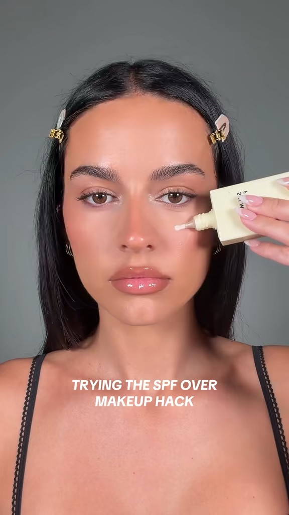 What do we think??? Would you try this hack? 😂 #makeup #makeuptutorial #makeuphack
#spfhack #viralmakeup #makeuptrend