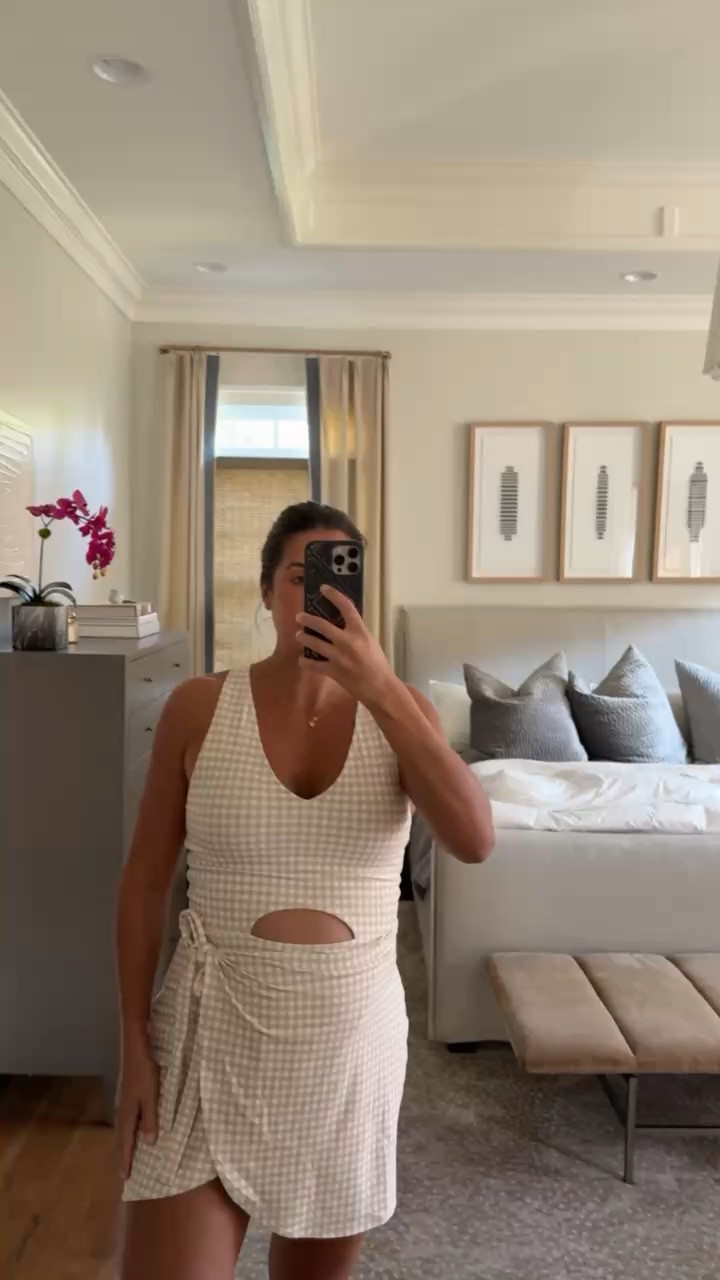 This dress is on sale now!!

Tts: medium

Tennis dress, tennis dresses, activewear on sale, sale finds, bump friendly tennis dresses, bump friendly activewear, boy mom, grace white