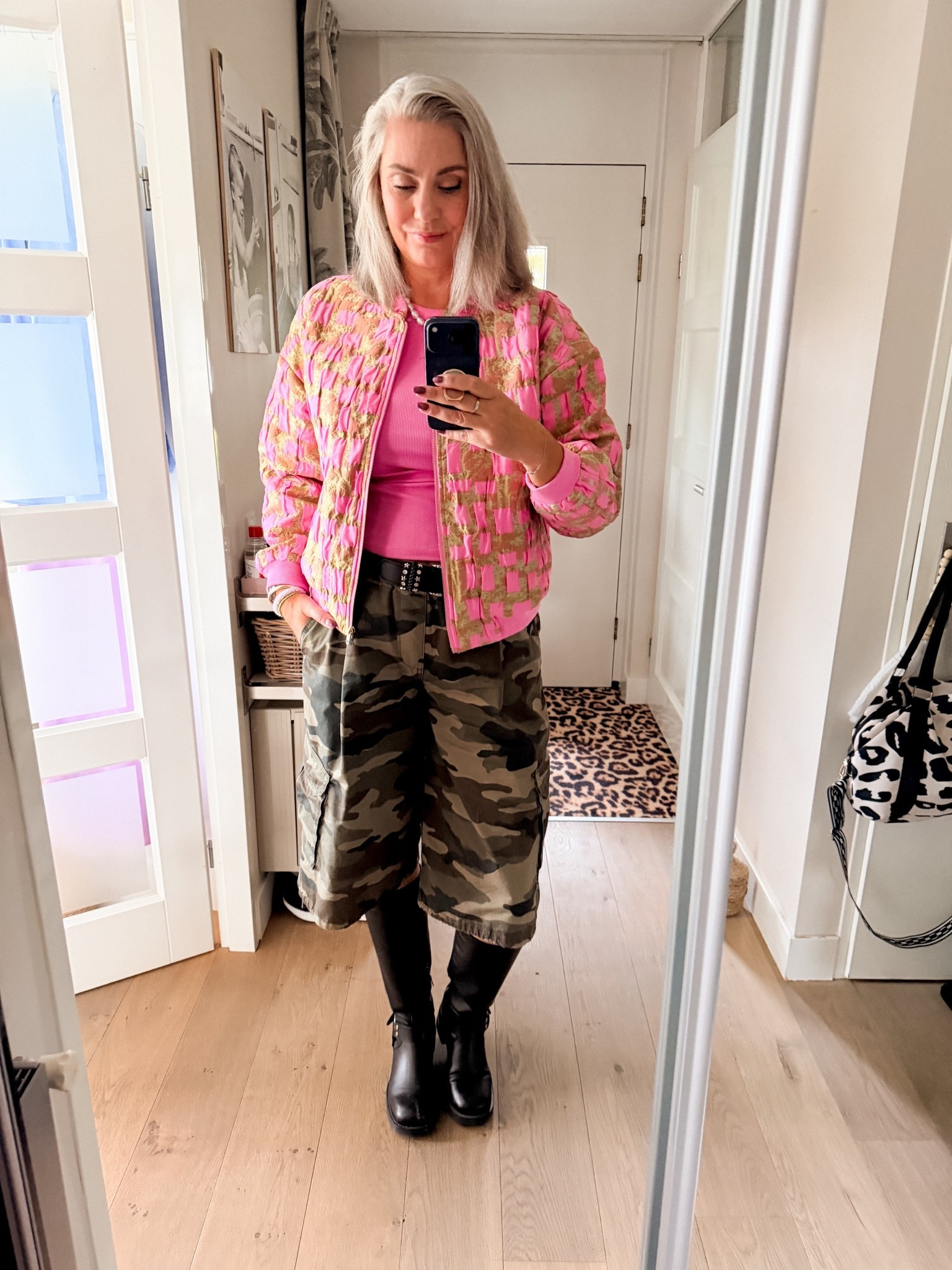 OOTD - Zaterdag. Camouflage jort bermuda met daarop een roze tanktop (https://most-wanted-nl.mpic.link/6510694) en een roze met groen jasje (Just a Joke) en hoge biker boots (oud van Haren).

#LTKFashionMonth #LTKnederlands #LTKeurope