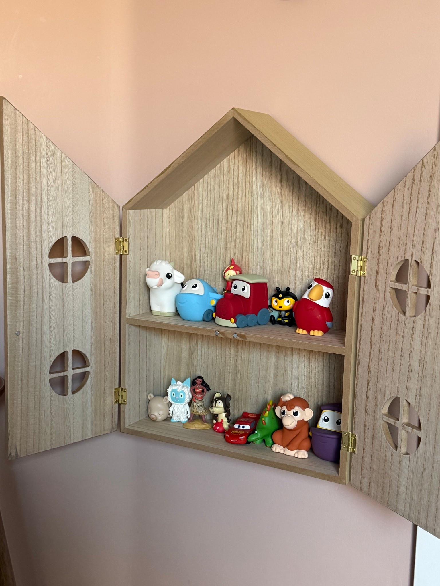Cutest shelf for Tonie characters! 


#toddlerfinds #target #targetfinds #targethome #toddlerroom 