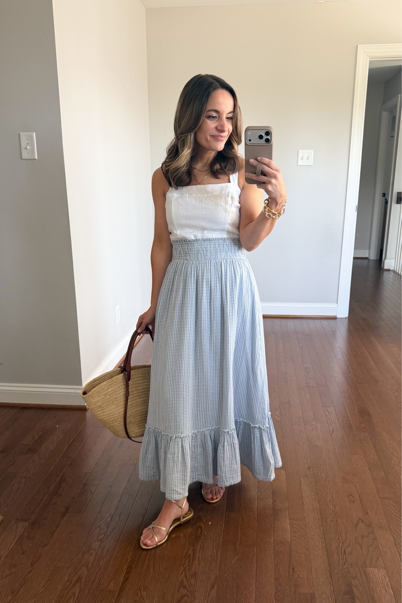 Snatch this skirt up before it sells out! 100% organic cotton, fully lined. So comfortable and well proportioned for petites. True to size. 

Skirt: xs 
Top: xs 
Shoes: true to size