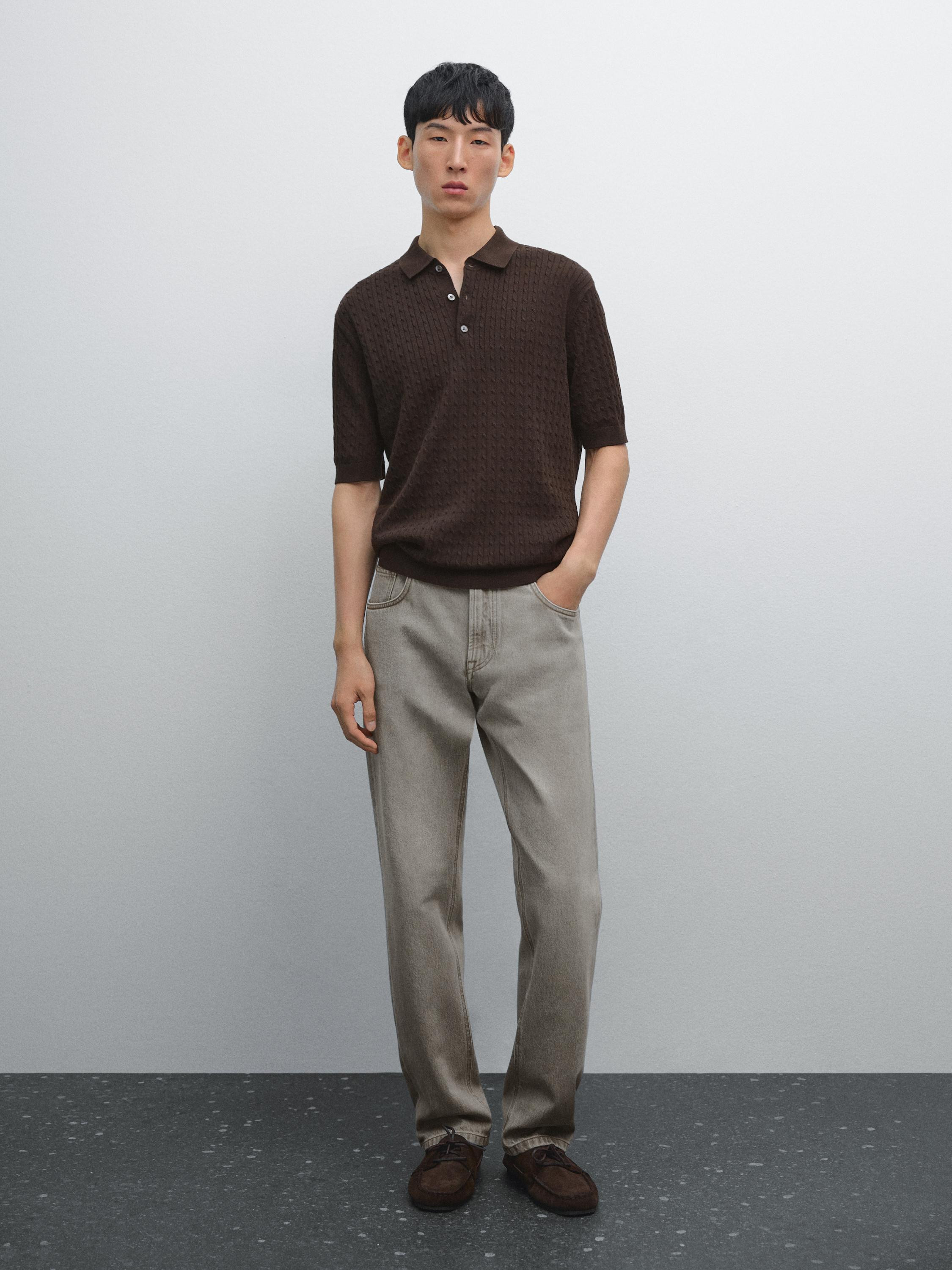 Strick-Poloshirt aus 100% Baumwolle. Kurze Ärmel. Polokragen mit Knopfverschluss. Braided detail... | Massimo Dutti DE