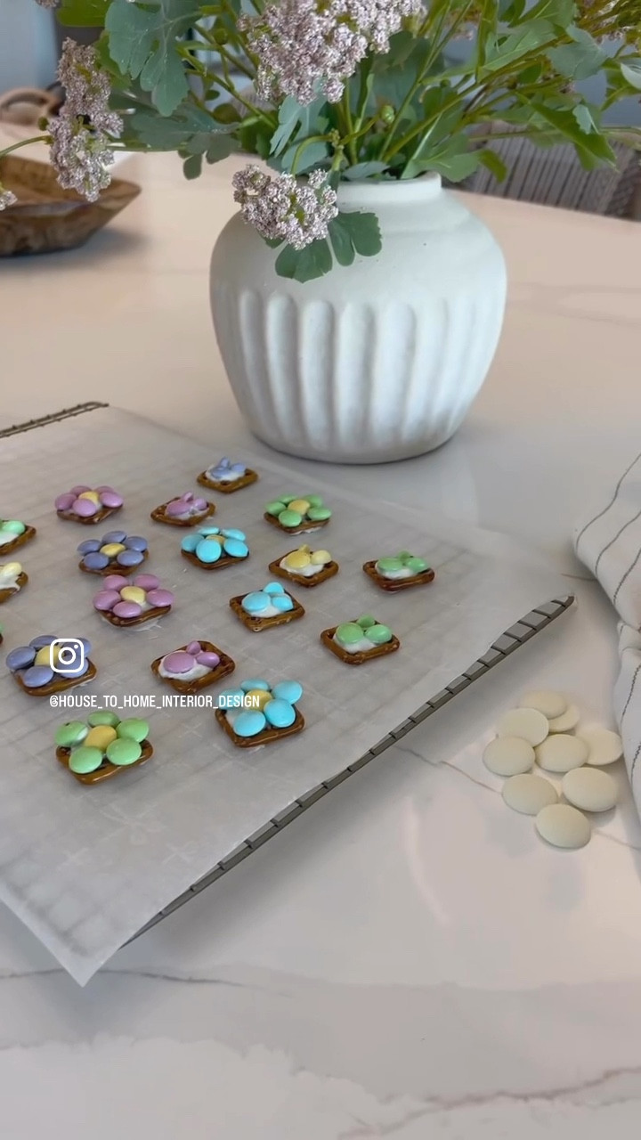 Spring treats 💜🩵

Recipe:
- square pretzels
- white chocolate melts
- pastel m&ms
Lay out pretzels on parchment lined baking sheet. Top each pretzels with a chocolate melt. Bake at 200 for 3-4 minutes. Place m&ms on top in the shape of a flower and a bunny 🌸🐇

#springtreats #pretzelbites #flowersnack #pinterestfood #pretzel #springdiy #mmschocolate #easysnack #easter #easterbunny #pastel #recipes

#LTKKids #LTKSeasonal #LTKFamily