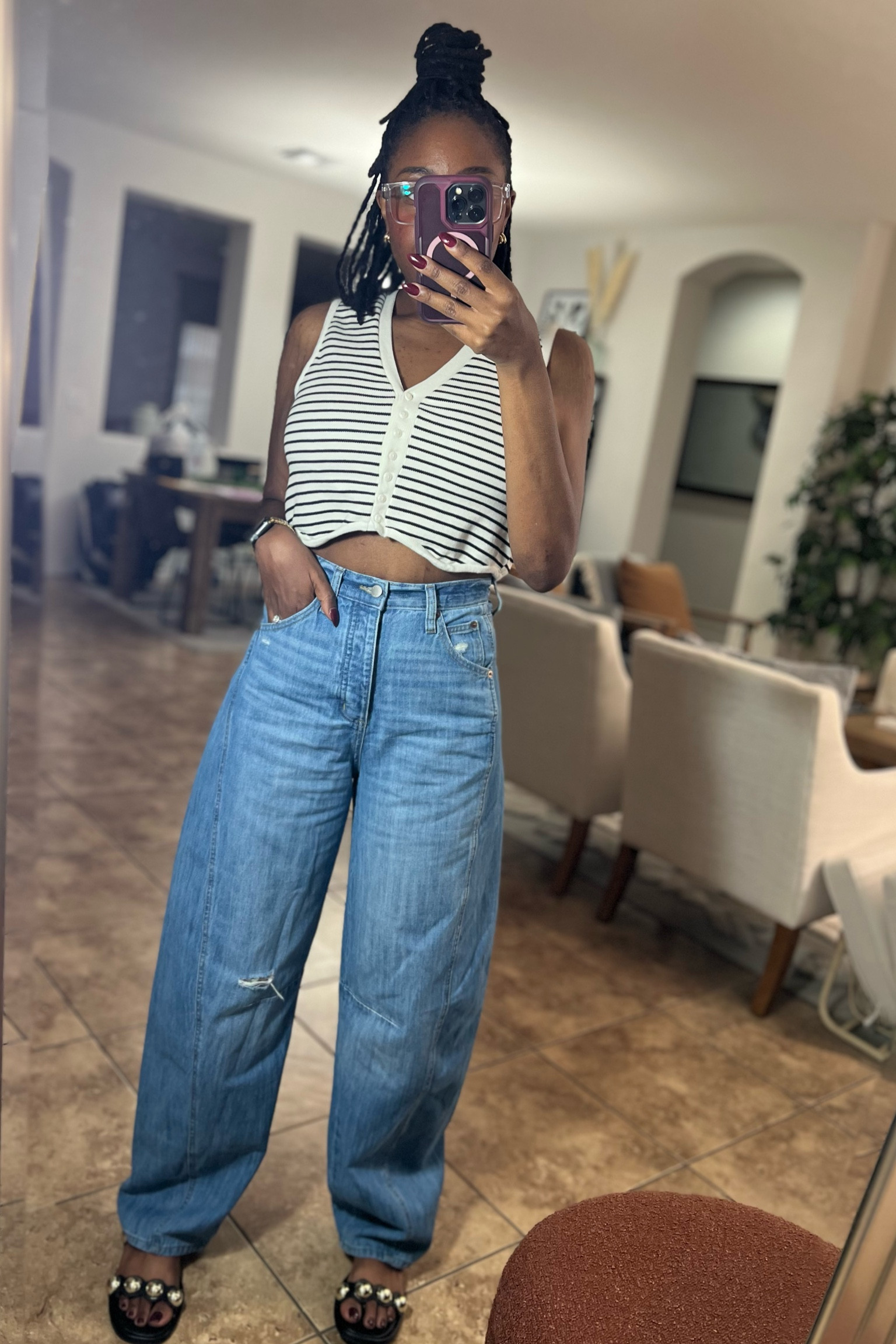 Jeans are TTS- fit is mid/high rise and baggy. I sized down to a size 2 for a more fitted waist. 
5’8, jean size 4/6

#tallgirlfriendly #tallgirlfriendlyjeans #tallgirlfriendlybarreljeans
#barreljeans #targetstyle #affordablefashion