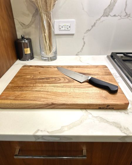 Elevate Your Culinary Experience with Our Acacia Wood Chopping Board! 🌿🔪 Crafted for both kitchen prep and stylish presentation, this durable board adds a touch of natural elegance to your culinary space. Chop, slice, and serve in style! #KitchenEssentials #AcaciaWoodCraft

