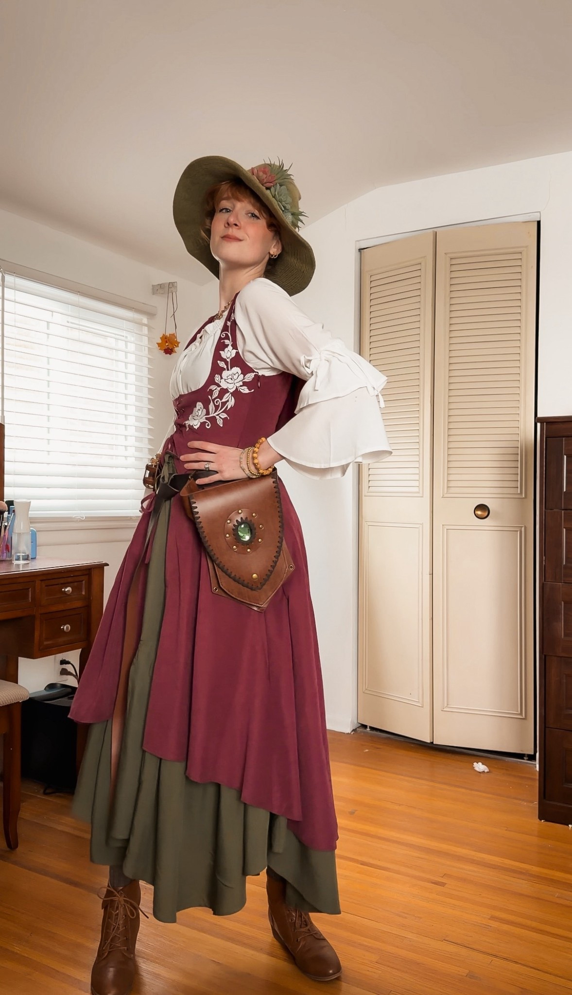 Forest woodland elf at your service!

Tags: ren faire outfit, renaissance faire, fairycore, cottagecore, fantasy, medieval, witch 