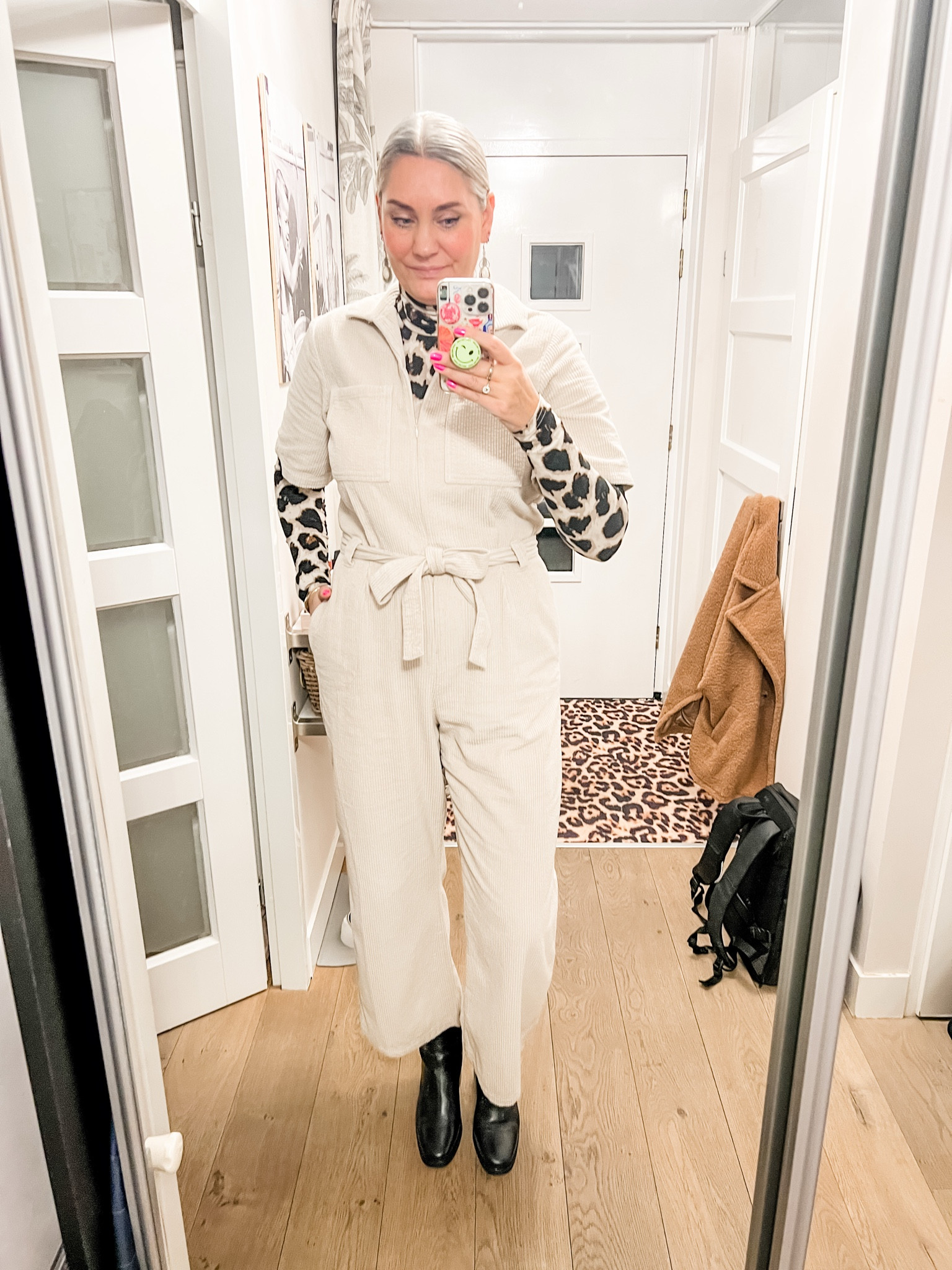 Ootd - Tuesday. A beige corduroy jumpsuit (https://hema-nl.mtpc.se/5080413) over a leopard print turtleneck longsleeve top, paired with black leather booties from &Other Stories (current sale).

Teddy cape hanging on the door. 



#LTKeurope #LTKnederlands #LTKwinter