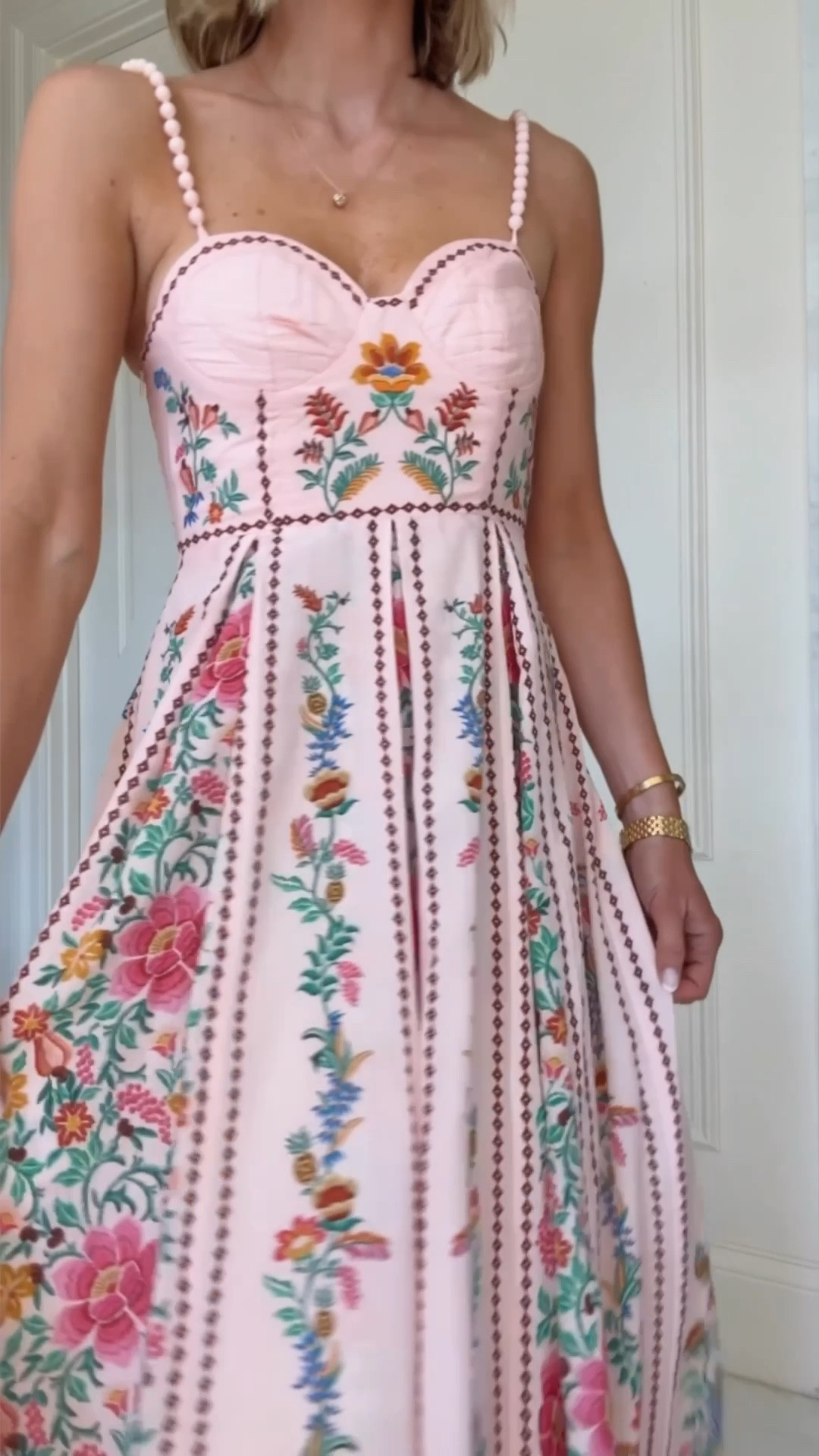 The prettiest dress for summer. I'm wearing size xs 
