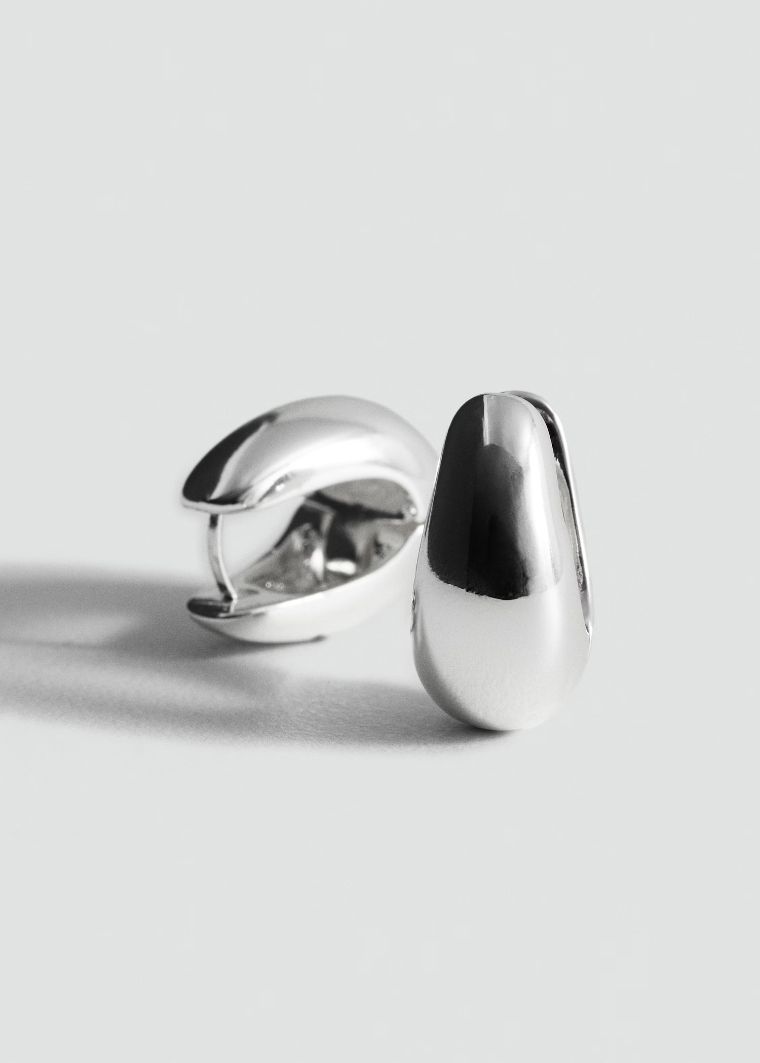 Volume hoop earrings | Mango (US/MX/AU)