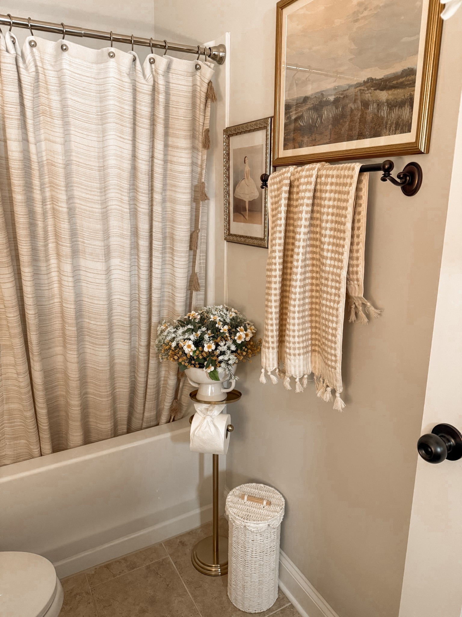 Obsessed with this brass paper towel holder from Target 

bathroom accessories, hand towel, bintage artwork, shower curtain

#LTKHome #LTKStyleTip #LTKFindsUnder50