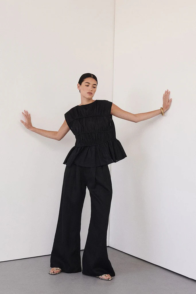 FLYNN BLACK LINEN TIERED TOP | DISSH