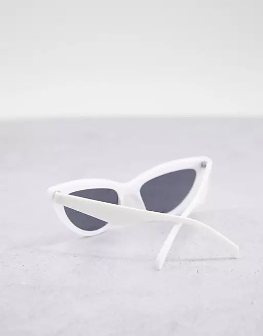 ASOS DESIGN – Abgeschrägte Cat-Eye-Sonnenbrille in glänzendem Weiß | ASOS (Global)