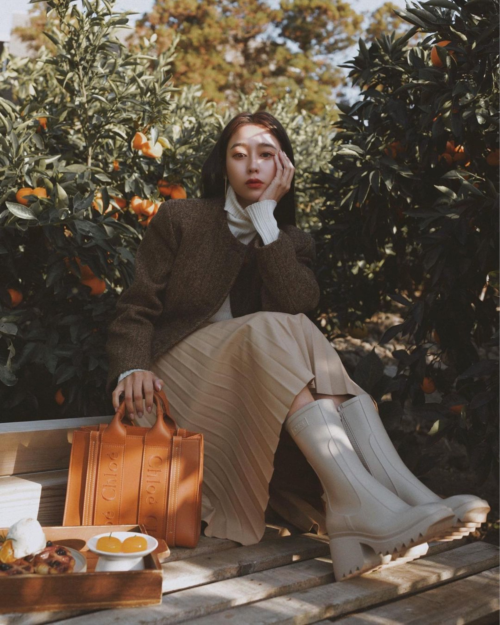 來濟州島，
就是一定要跑一家橘子園😆
因為他們盛產橘子，
好看可愛的
橘子園複合式咖啡廳有好多家

我們選定這家～～～
🍊橘花閣樓 (귤꽃다락)
這家每一個角落都設置可愛的拍攝區，
愛拍照的人一定要收藏！
除此之外，我大推他們家的甜點！！！
好吃到不行！！！！
連我兒子都愛！
吃完還加點🤣

👉🏻但是這家橘子園
只能供拍照不可以採，
也有其他店家是可以拍照+採橘子的
大家可以再多爬文☺️

-shoes & bag

這雙靴～我已經看了超多次！！！！
顏色好美☺️
是我最愛的色系
穿上後整體比例也太好～
完全是我心目中的最美雨靴
也是日常穿搭的實用靴款

包包也完全是我的顏色
秋冬包包也要一起換季呀☺️
從經典亞麻帆布換成光滑皮革材質
還有好精緻的字母刺繡
這樣的穿搭是不是很有冬天氛圍感🫶🏻

#CHLOE
#LTKtaiwan #LTKasia

#LTKstyletip #LTKitbag #LTKshoecrush