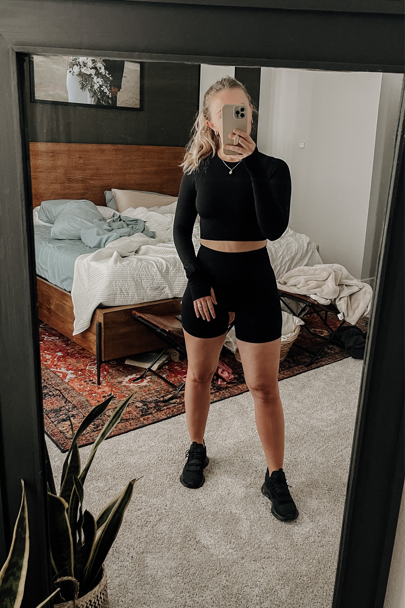 this 👏🏻 Amazon 👏🏻 set 👏🏻 is 👏🏻 everything 👏🏻 
Tight in all the right places, but not too tight, tts I got a medium I LOVE IT
Shoes are cheaper on the On website but I couldn’t link them - amazing though

#LTKFind #LTKfit