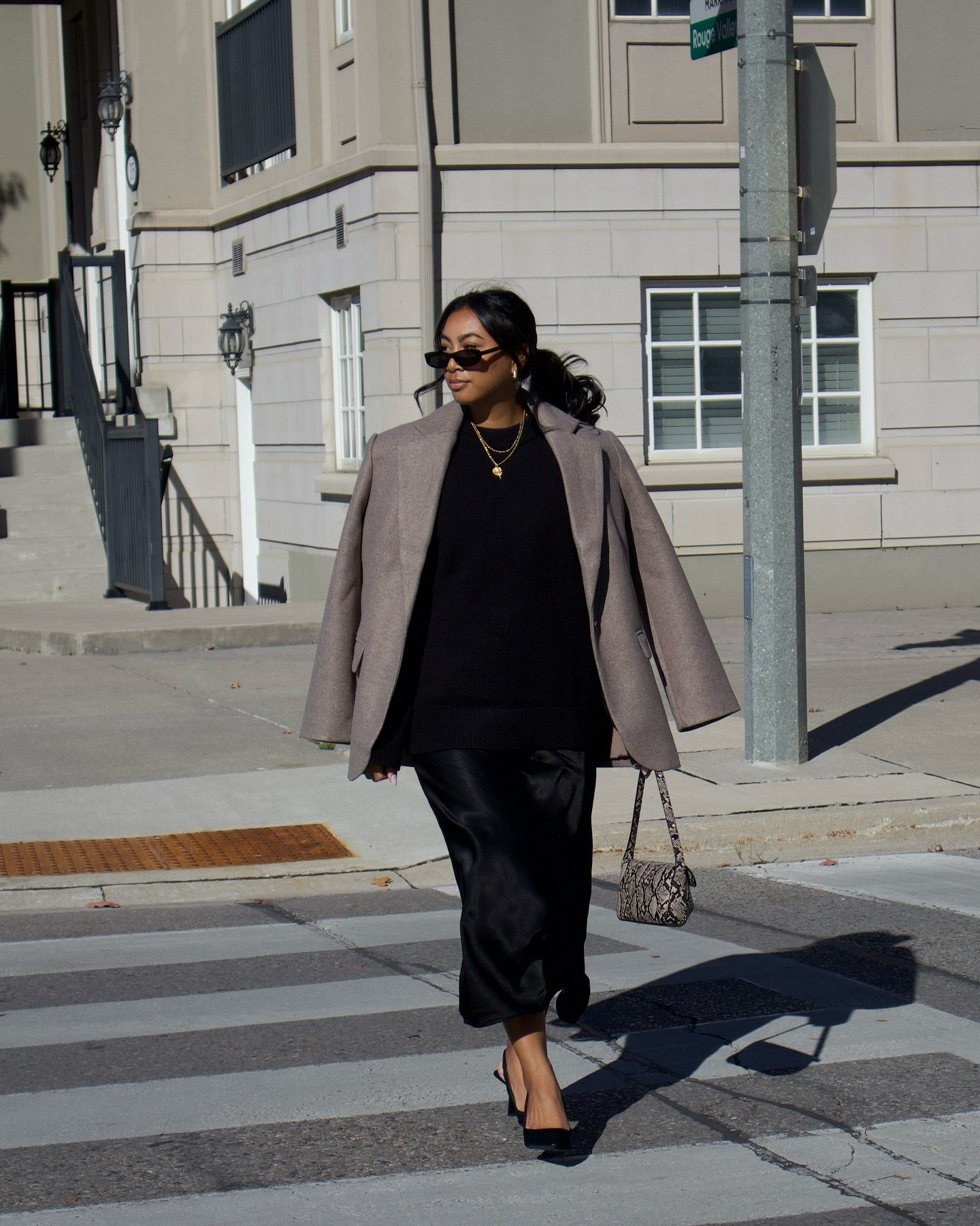 So easy to fall in love with an effortless yet timeless fall outfit! 

@dynamiteclothing #dynamitestyle @reitmans #reitmans #falloutfitinspo #autumnoutfitinspo