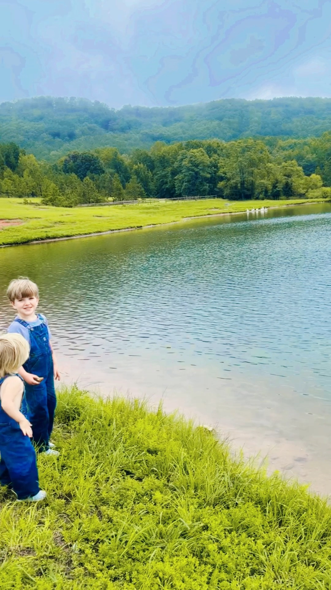 And walked down to the pond to see the geese🪿 and ducks 🦆 and skip some rocks 🪨 - what a view!!! ✨ I am just so thankful that this is where the Lord has planted 🌱 our family and where our babies 👶🏼 get to grow up!! 🫶🏽