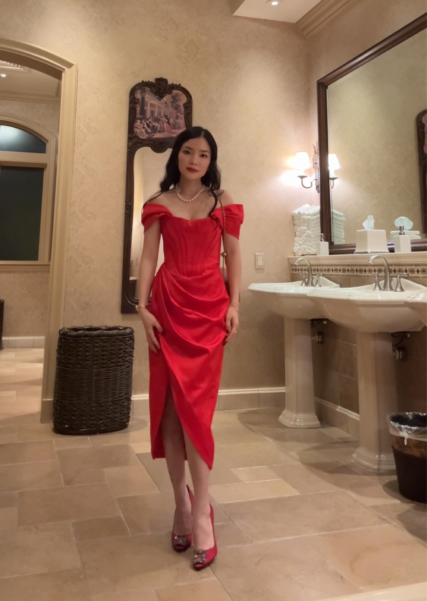 Đầm House Of CB ko bao giờ làm mình thất vọng. Đặc biệt là cái này vừa tôn dáng vừa che bụng rất thích hợp mặc đi tiệc ăn uống thoải mái luôn. Mình mặc size XS nhaa 

#LTKasia #LTKstyletip #LTKbeauty